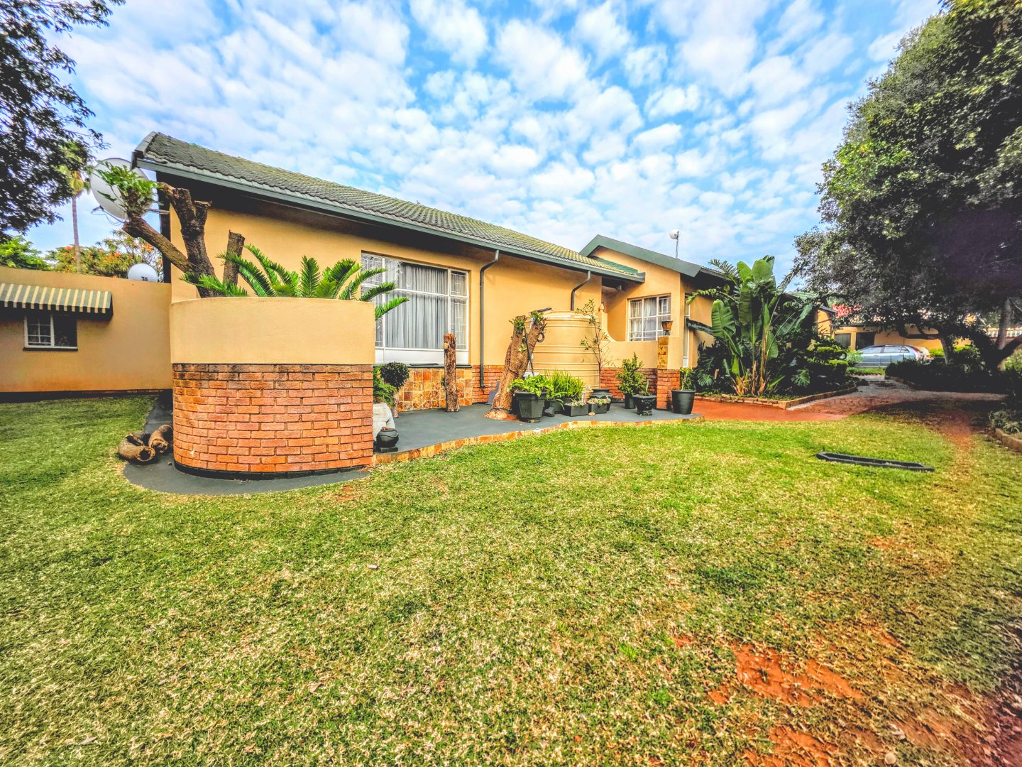 Rock solid 4 -Bedroom House with 1-Bedroom Flatlet
