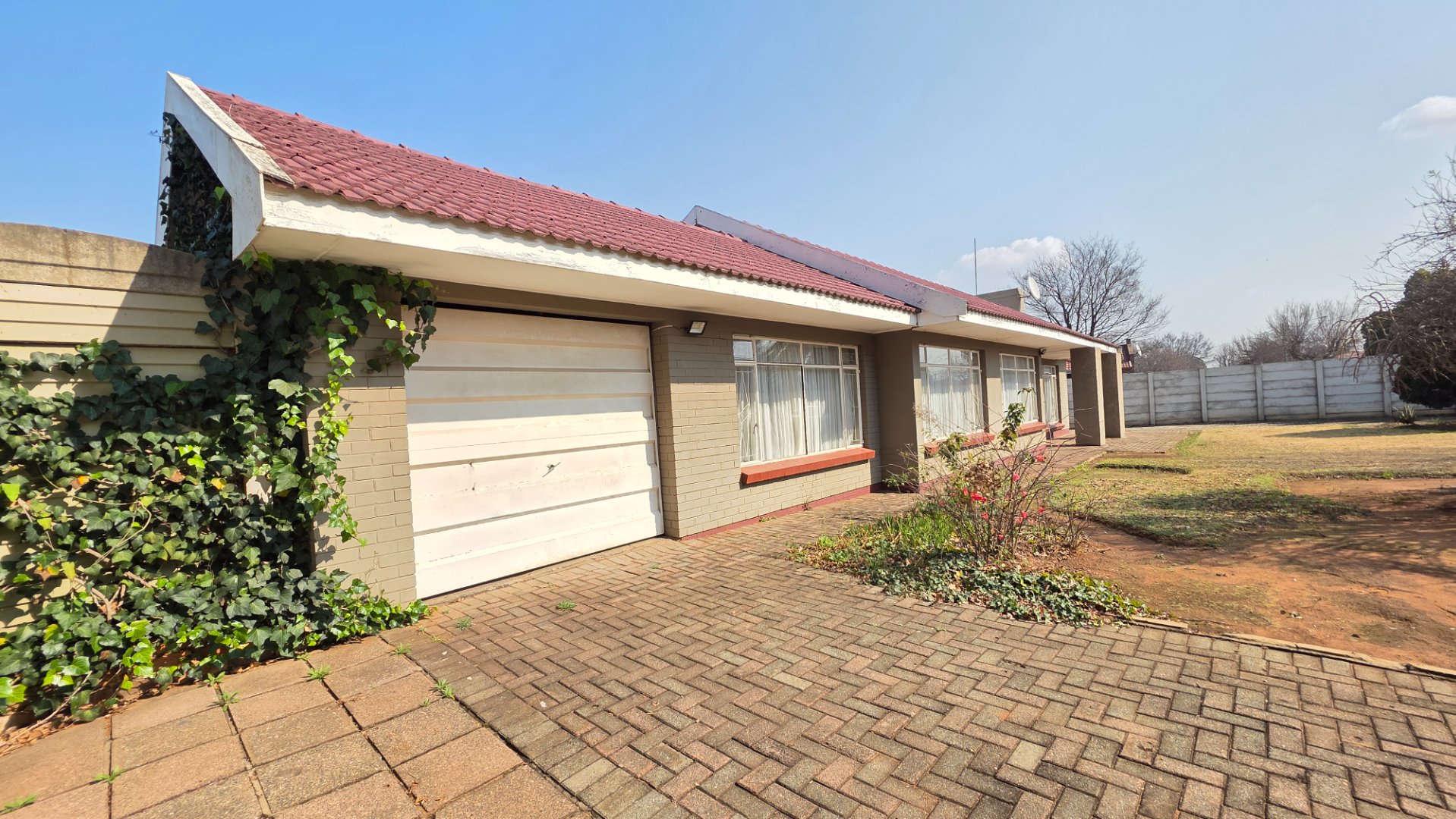 A FOUR BEDROOM ,FAMILY DWELLING LOCATED IN A SERENE ARE AND AWAITING NEW OWNER