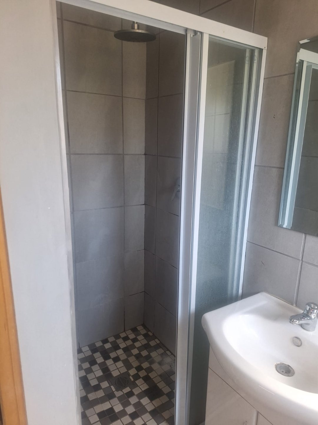 BATHROOM IN BACELORS FLAT