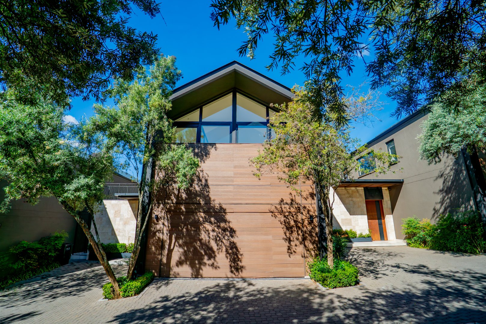 Ultra-Luxury 3 Bed Duplex Villa in Hyde Park | Pool, Staff Suite & Backup Power