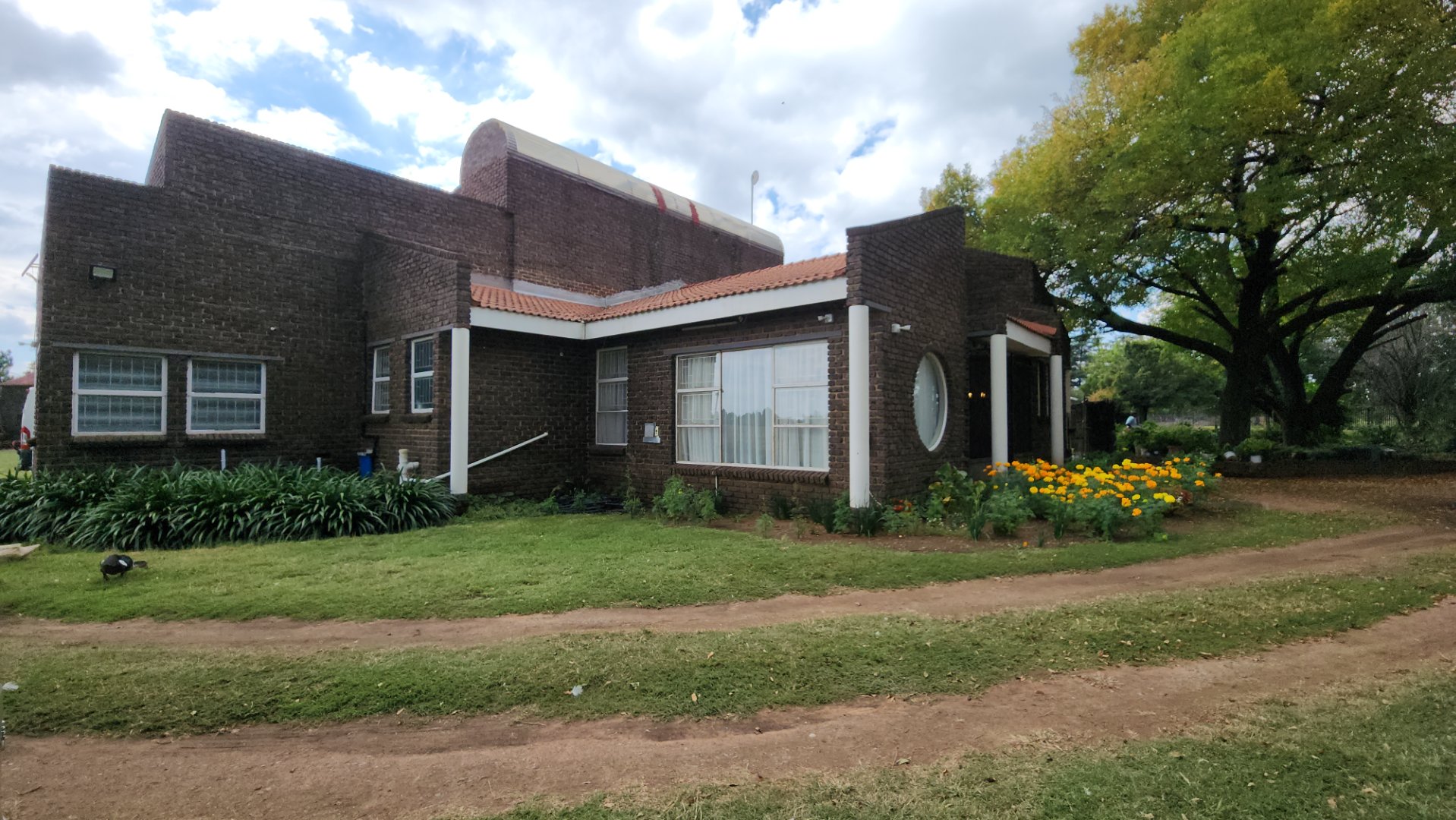 A NEWLY RENOVATED PLOT IN A  EXCELLENT AREA,PERFECTLY LOCATED WITH LOTS OF POTENTIAL