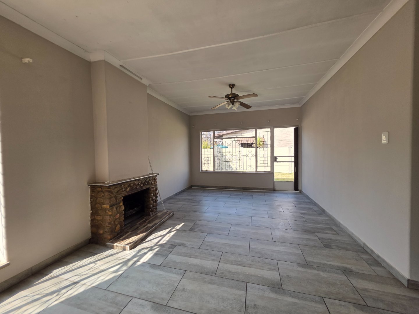 LOUNGE WITH FIREPLACE