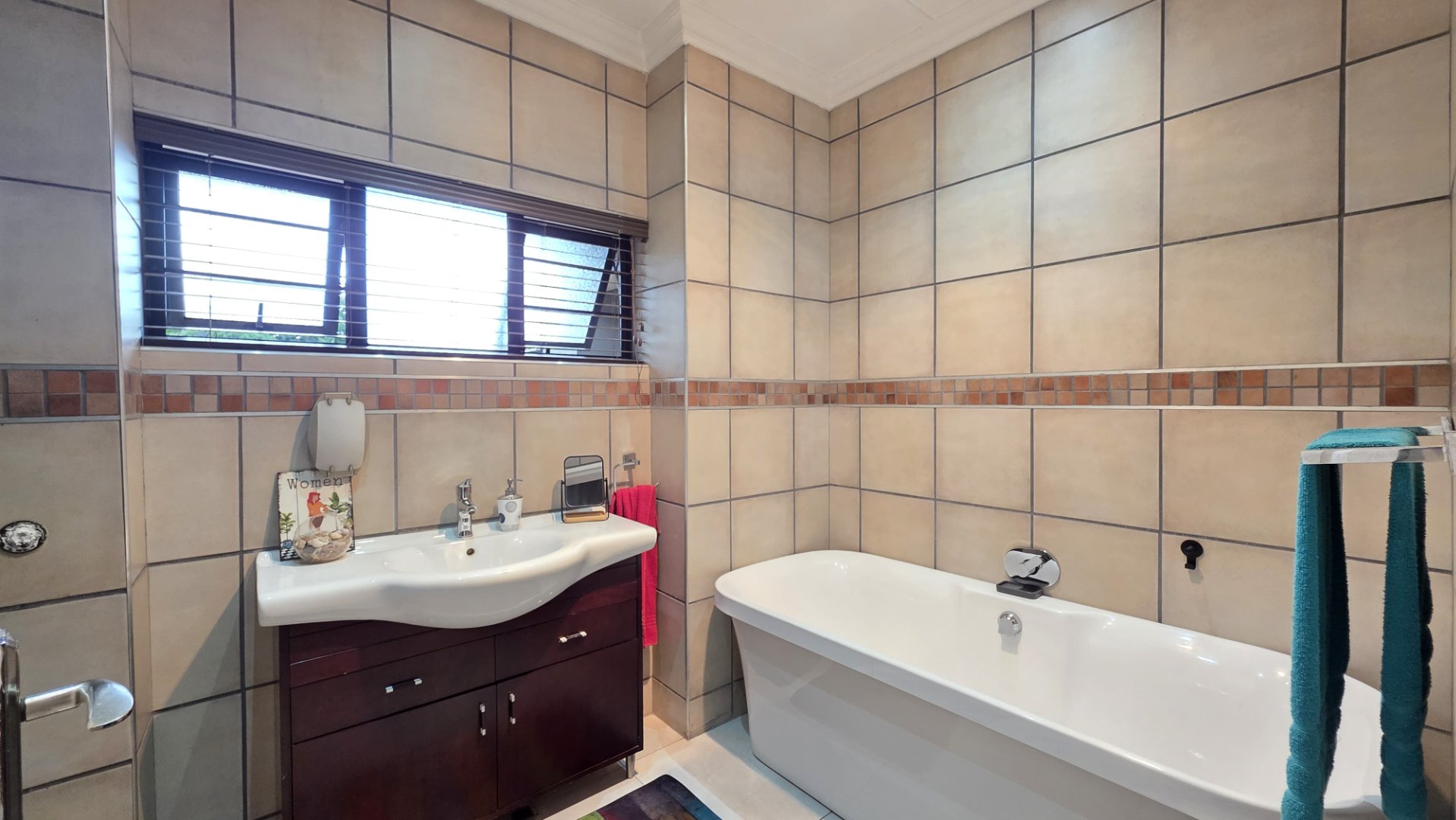 EN SUITE BATHROOM TO MAIN