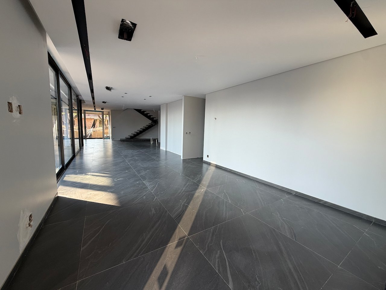 Move In for Christmas: 760 m² Villa Behind a Double Boom in Sandhurst