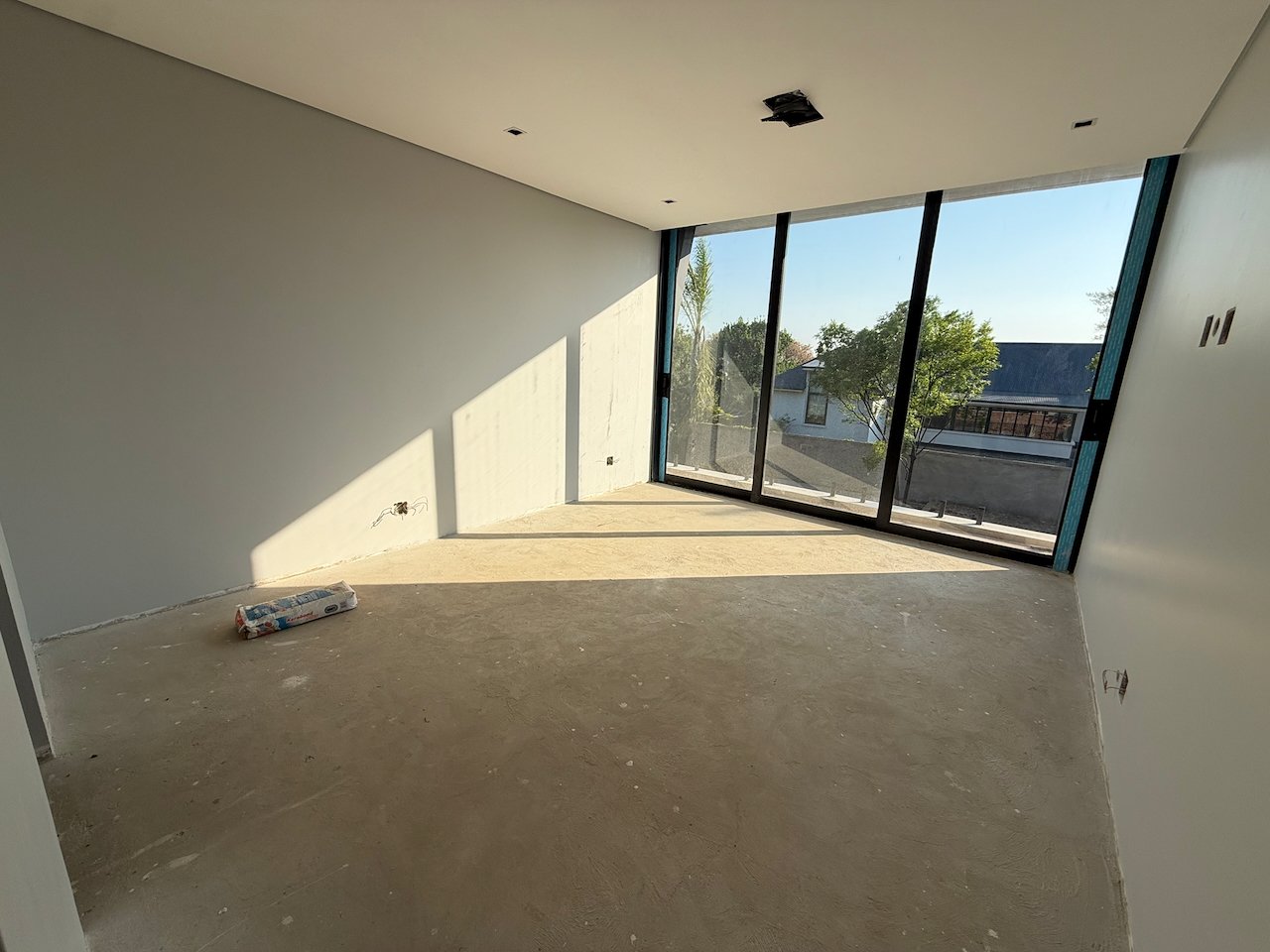 Move In for Christmas: 760 m² Villa Behind a Double Boom in Sandhurst