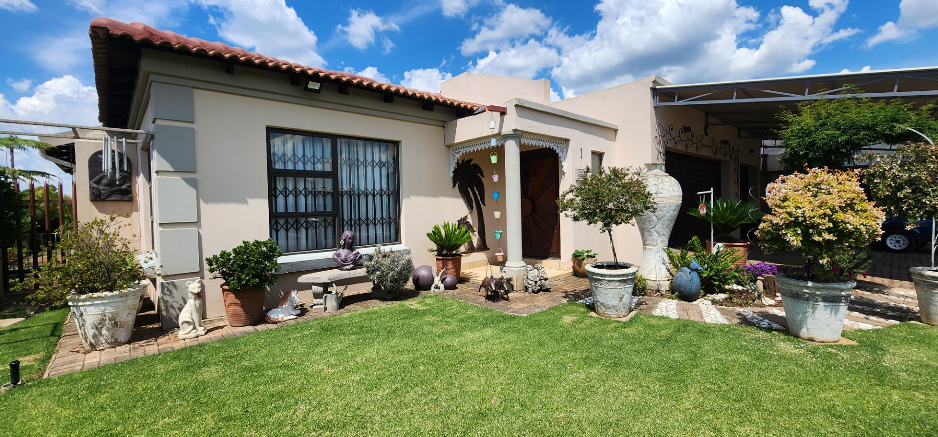 SECURE LIVING IN A BEAUTIFUL  TOWNHOUSE 