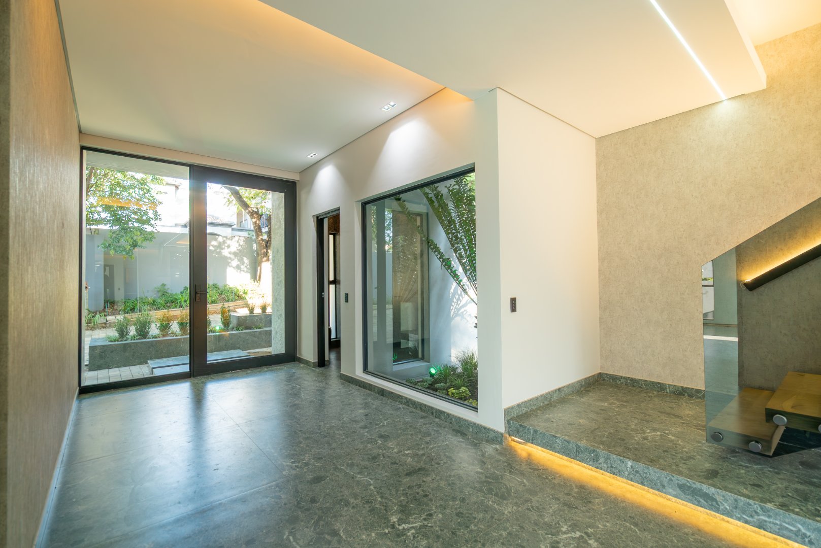 Ultra Exclusive Hyde Park Cluster Living Move In Ready Luxury Residence