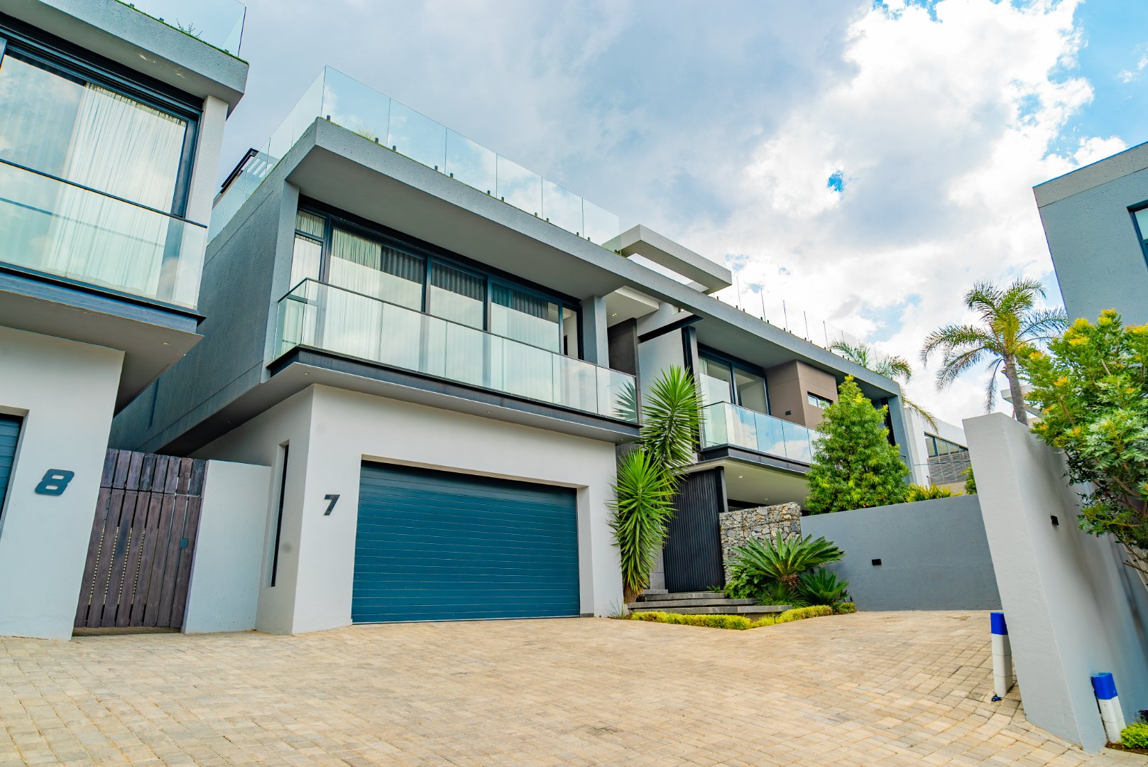 Luxury Cluster in Exclusive Boomed Road