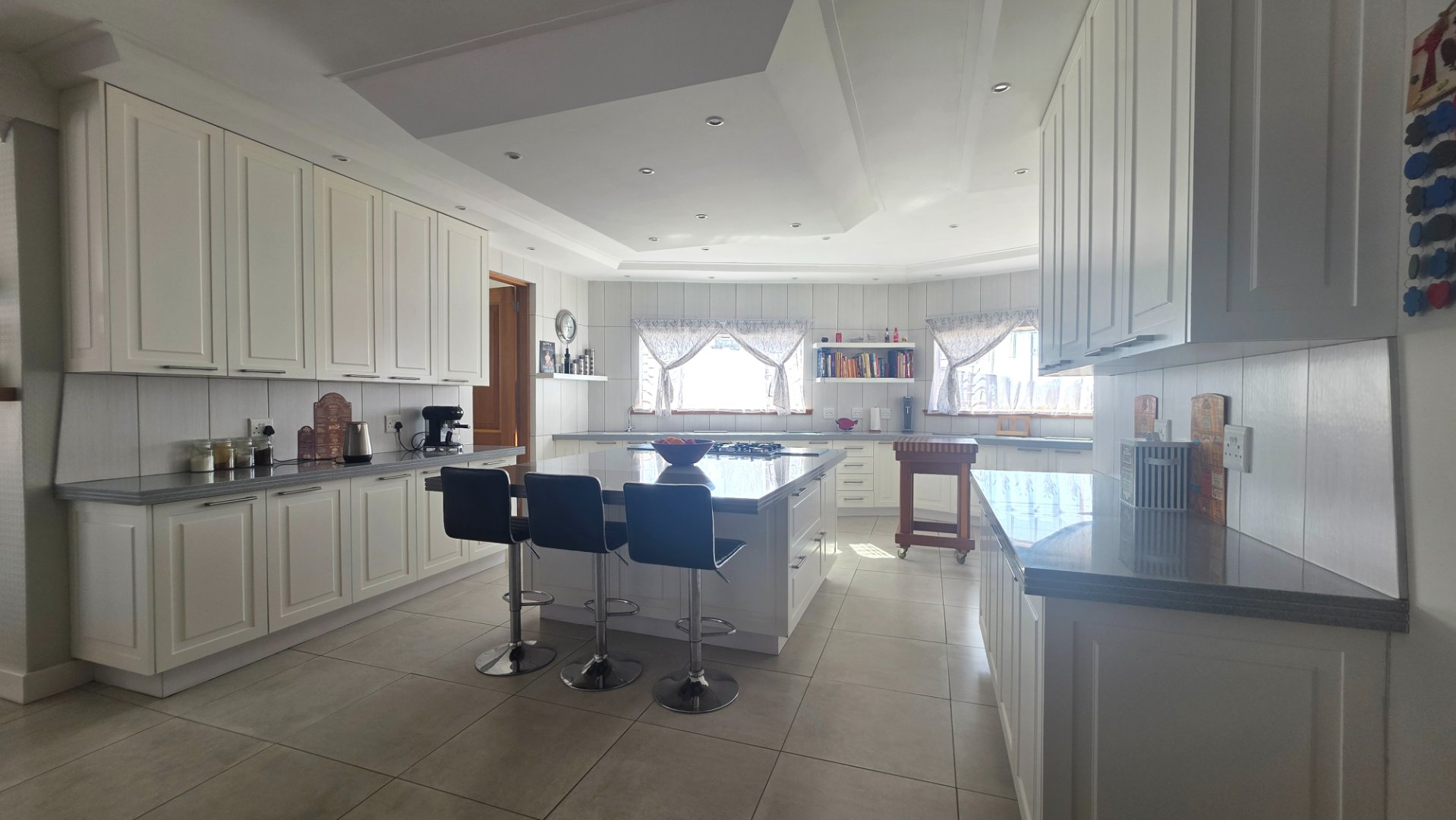 CENTRAL ISLND IN KITCHEN
