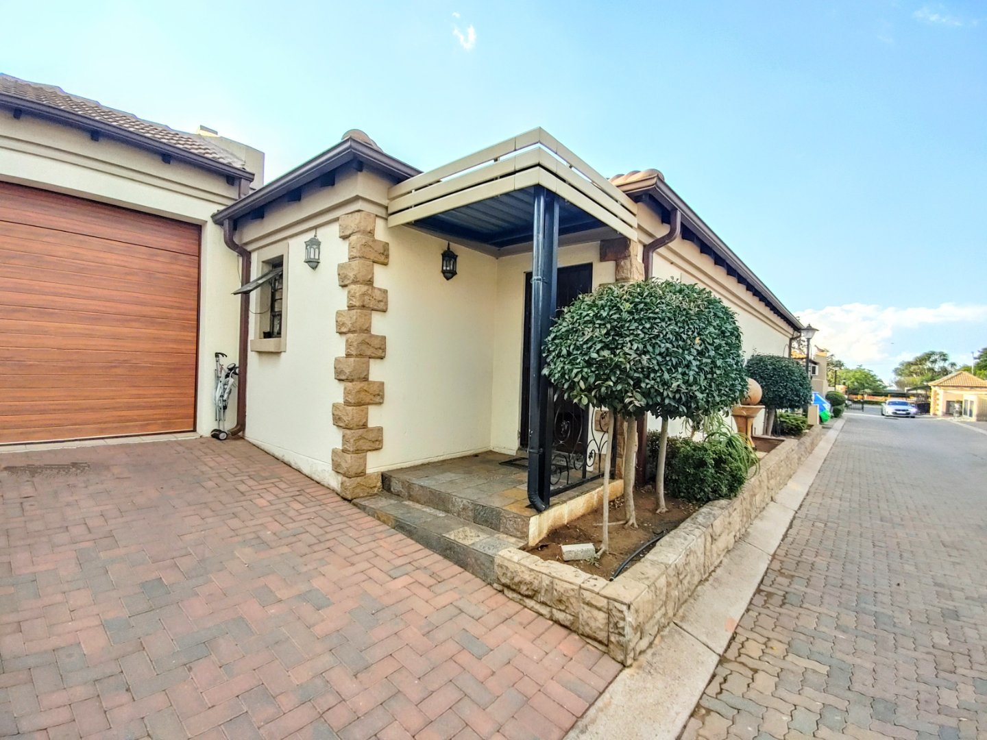Full Title Spacious House Nearby Kolonnade Centre. Tuscan Complex living with lock up and go stand and small splash pool
