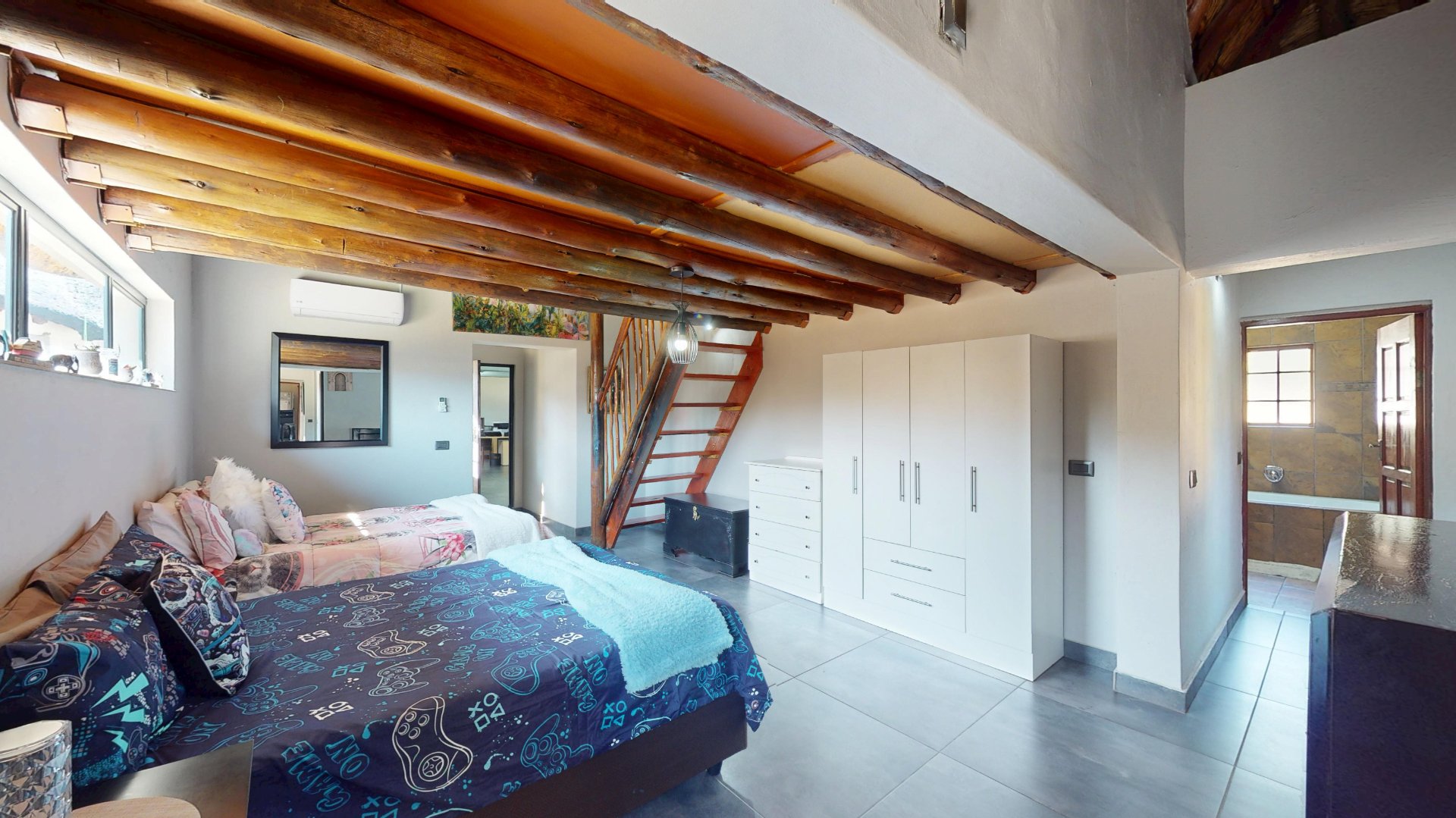 BEDROOM WITH BATHROOM AT THE BACK