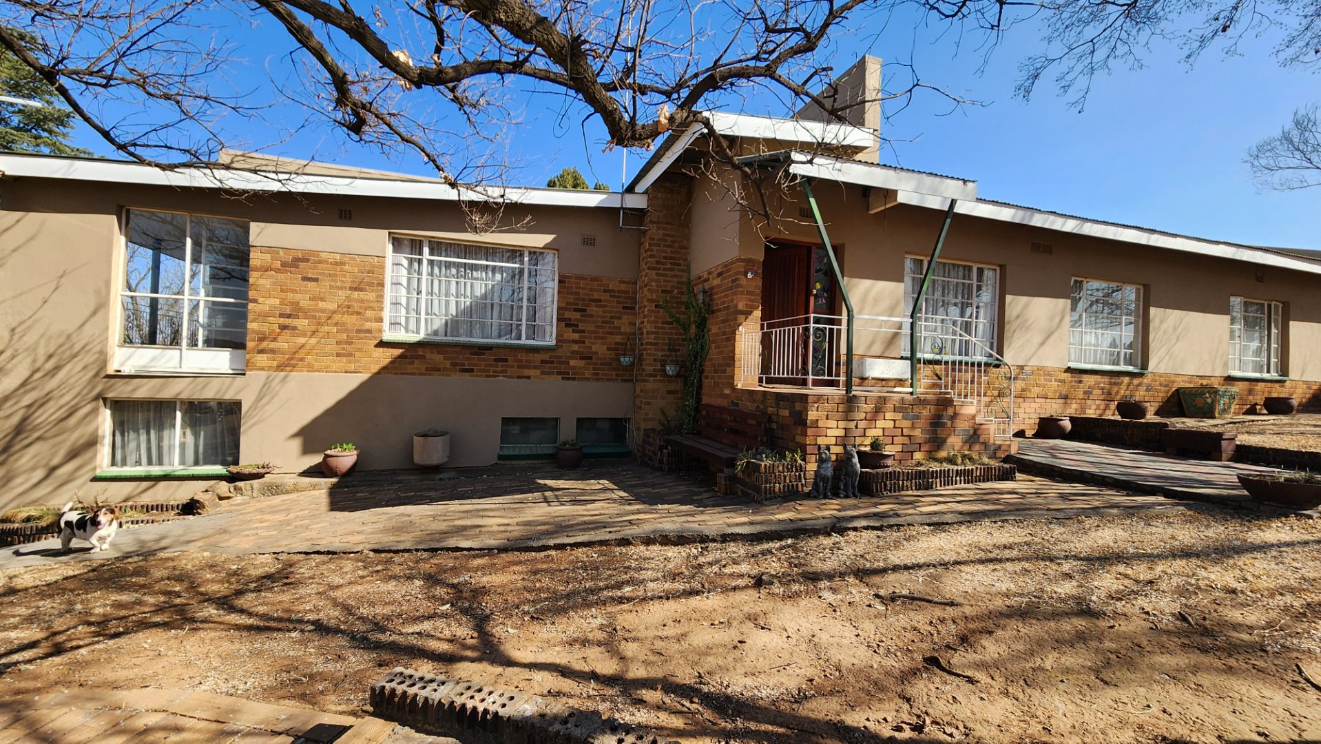 A BEAUTIFULPLOT ON THE RIM OF THE RIVER,NEW IN THE MARKET AND READY FOR A NEW OWNER