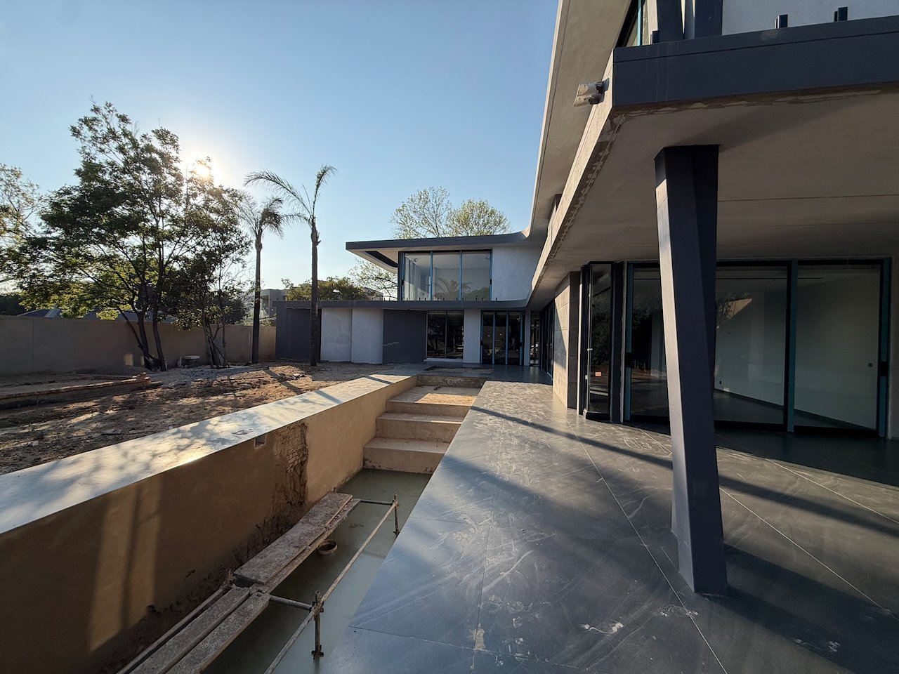 Move In for Christmas: 760 m² Villa Behind a Double Boom in Sandhurst