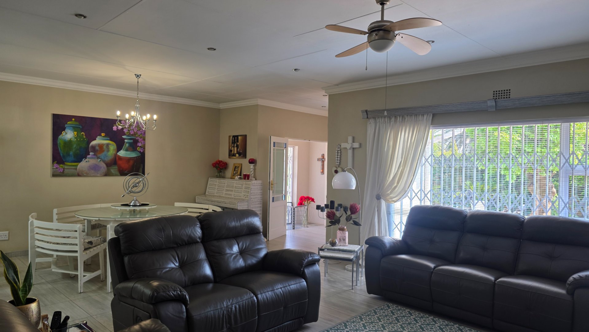 OPEN PLAN LOUNGE