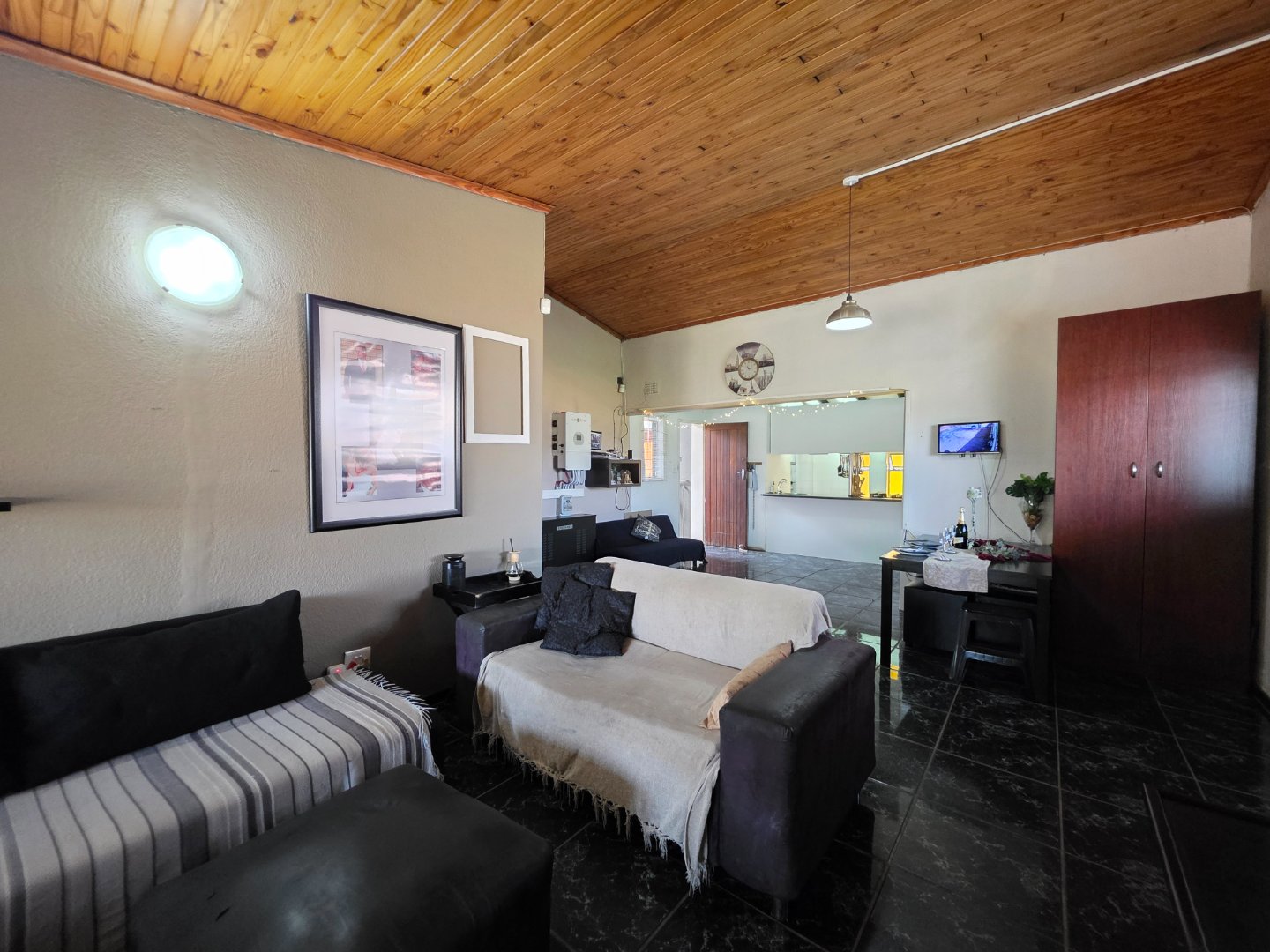 OPEN PLAN LOUNGE