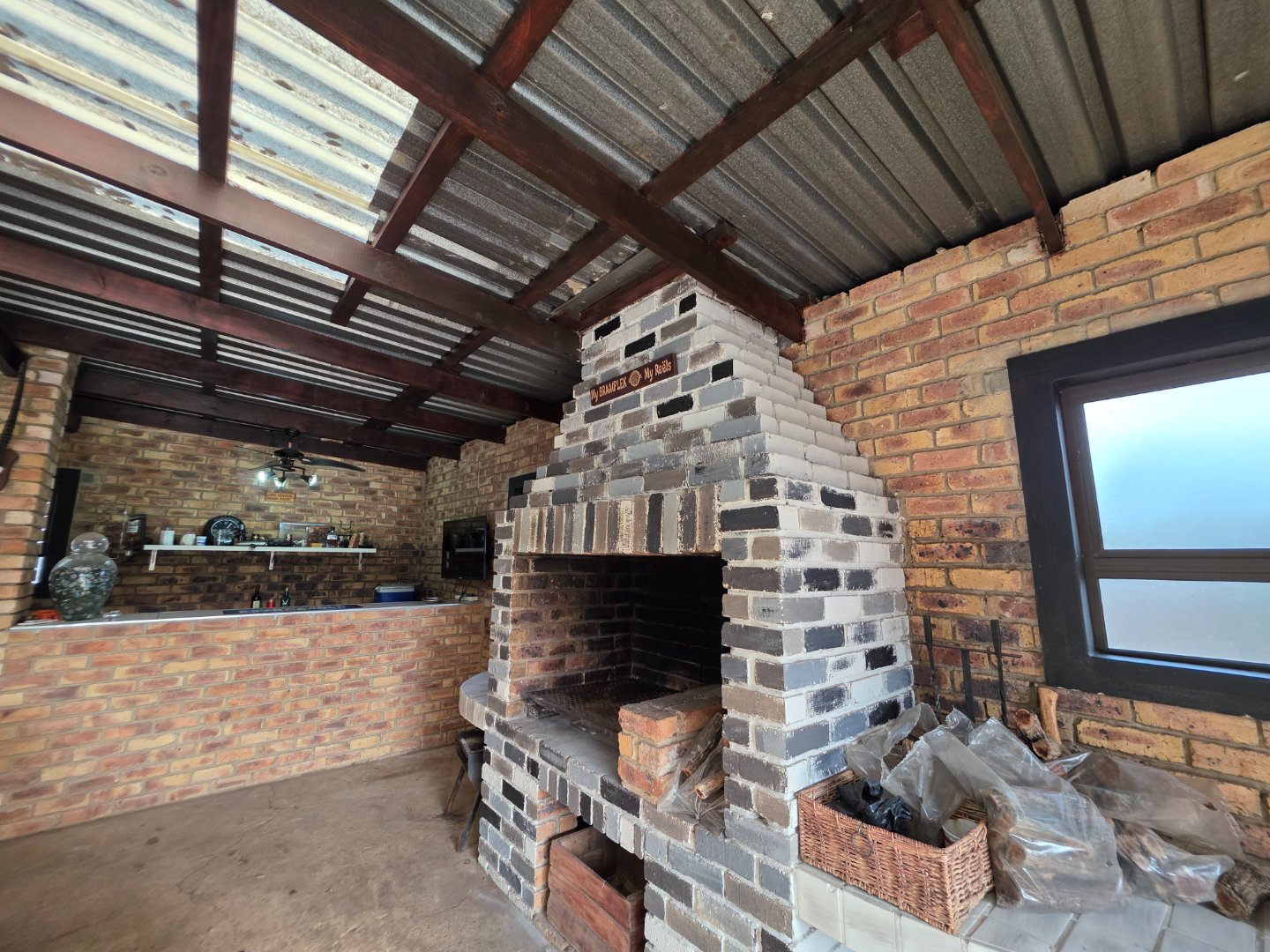 Family Haven with Pool and Braai Room that makes this an excellent entertainers dream