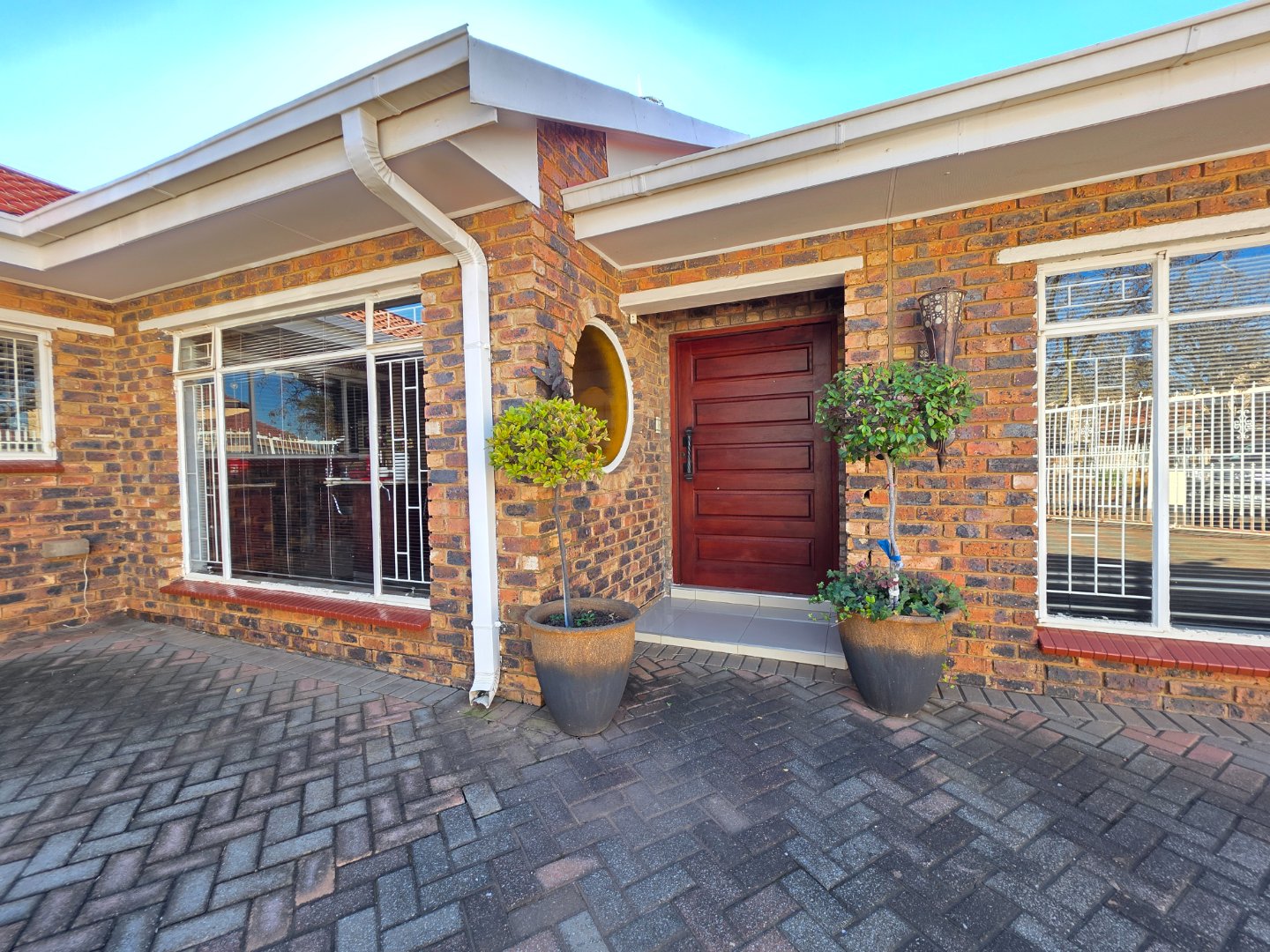 Stylish Family Home with Flatlet for Sale in Falcon Ridge.