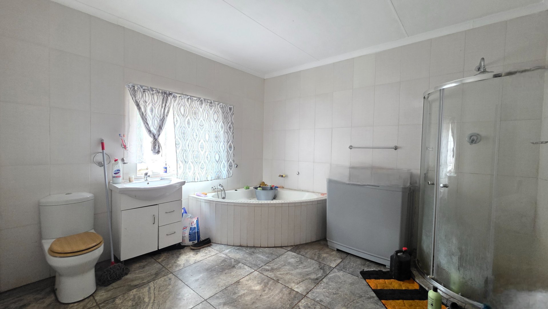 BATHROOM 2 IN MAINHOUSE