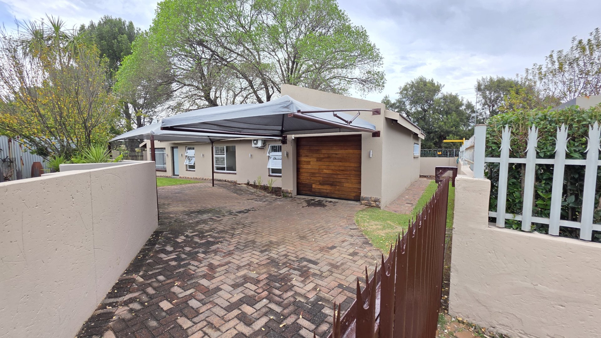 Stylish Meyerton Townhouse with braai and riverfront view
