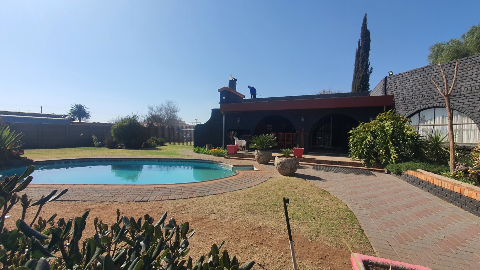 FULL VIEW ON GARDEN 