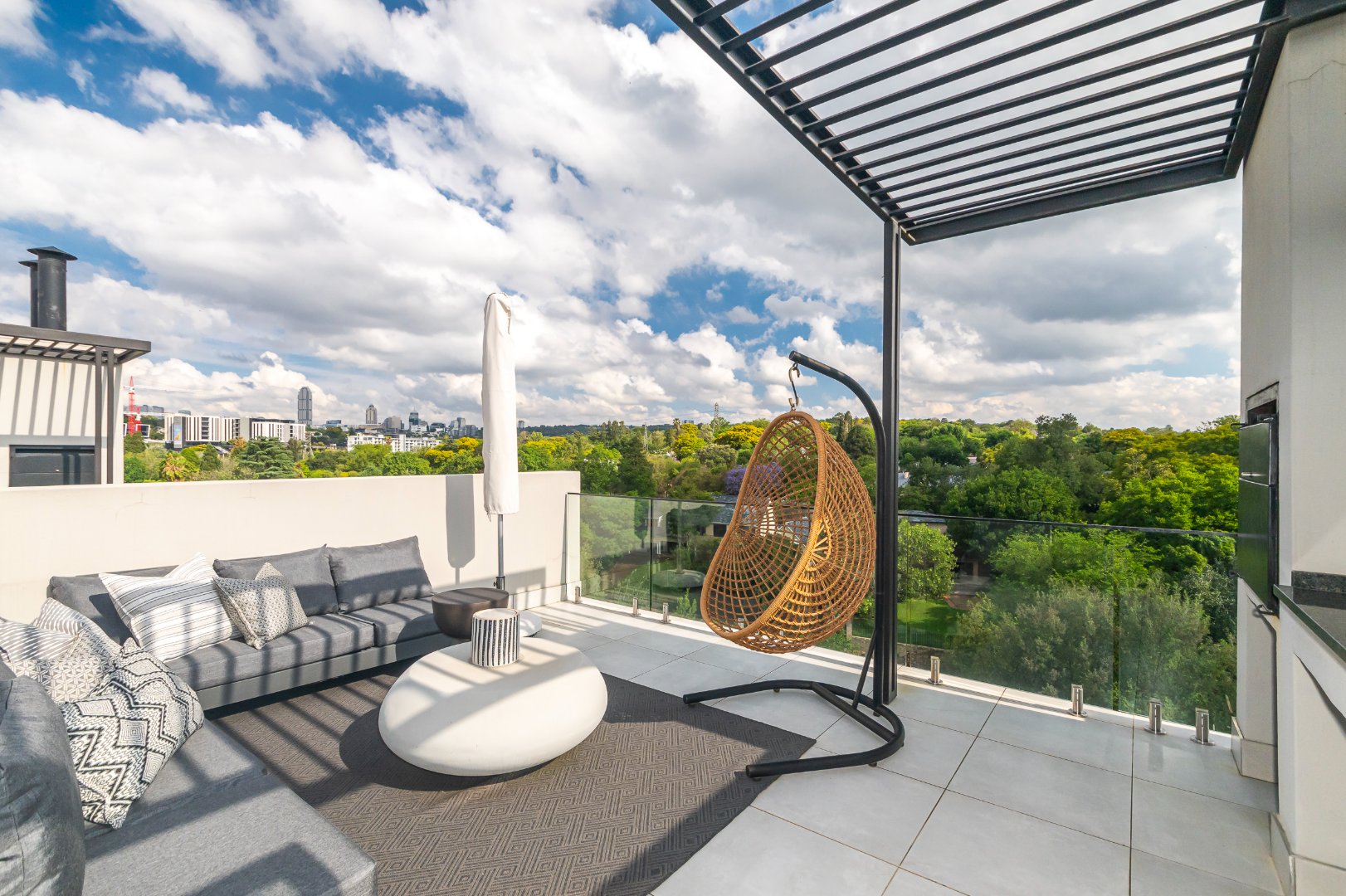 Executive Townhouse with Roof Terrace and Sandton View