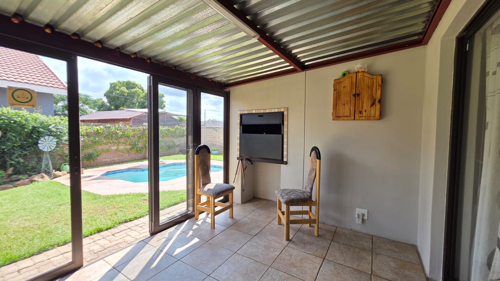 Bright Family Home in Kookrus with Pool and Fibre