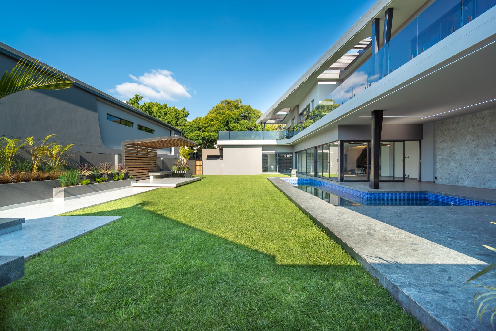 Ultra Exclusive Hyde Park Cluster Living Move In Ready Luxury Residence