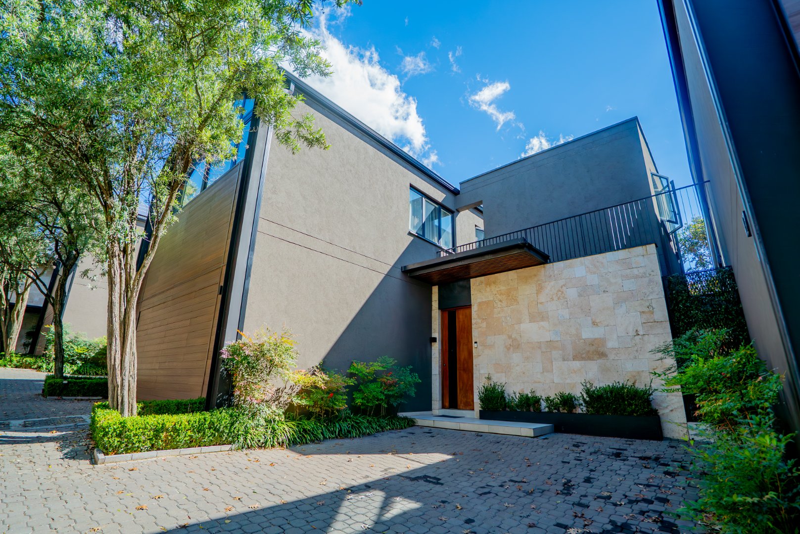 Ultra-Luxury 3 Bed Duplex Villa in Hyde Park | Pool, Staff Suite & Backup Power