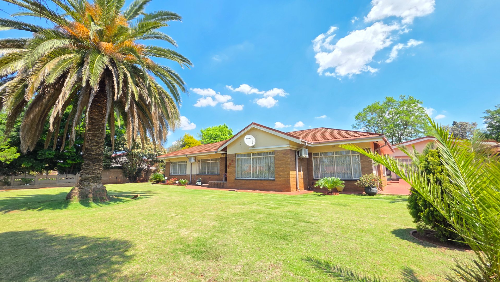 A FAMILY DWELLING WITH A WENDY HOUSE,IMMACULATE GARDEN AND EASY ACSESS TO THE R59 HIGHWAY