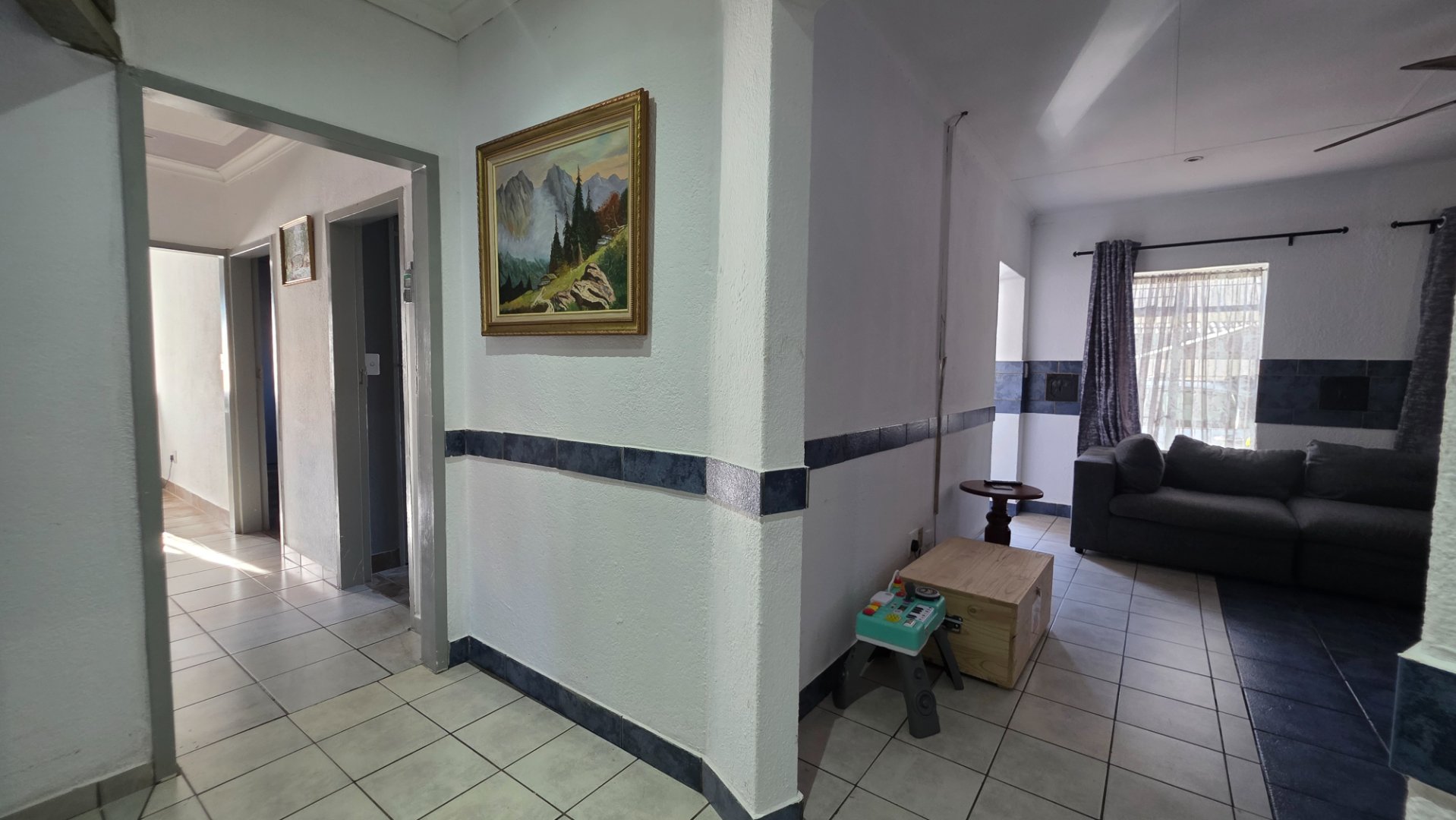 PASSAGE TO LOUNGE /BEDROOMS