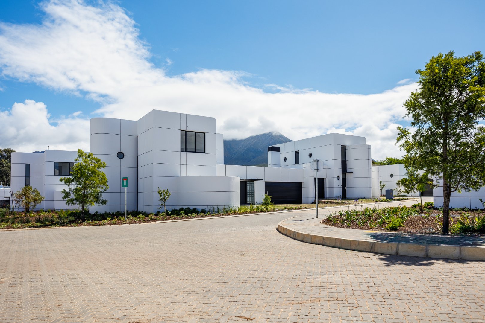 3 bedroom – Modern Living with Seamless Flow and Breathtaking Outeniqua Mountain Views