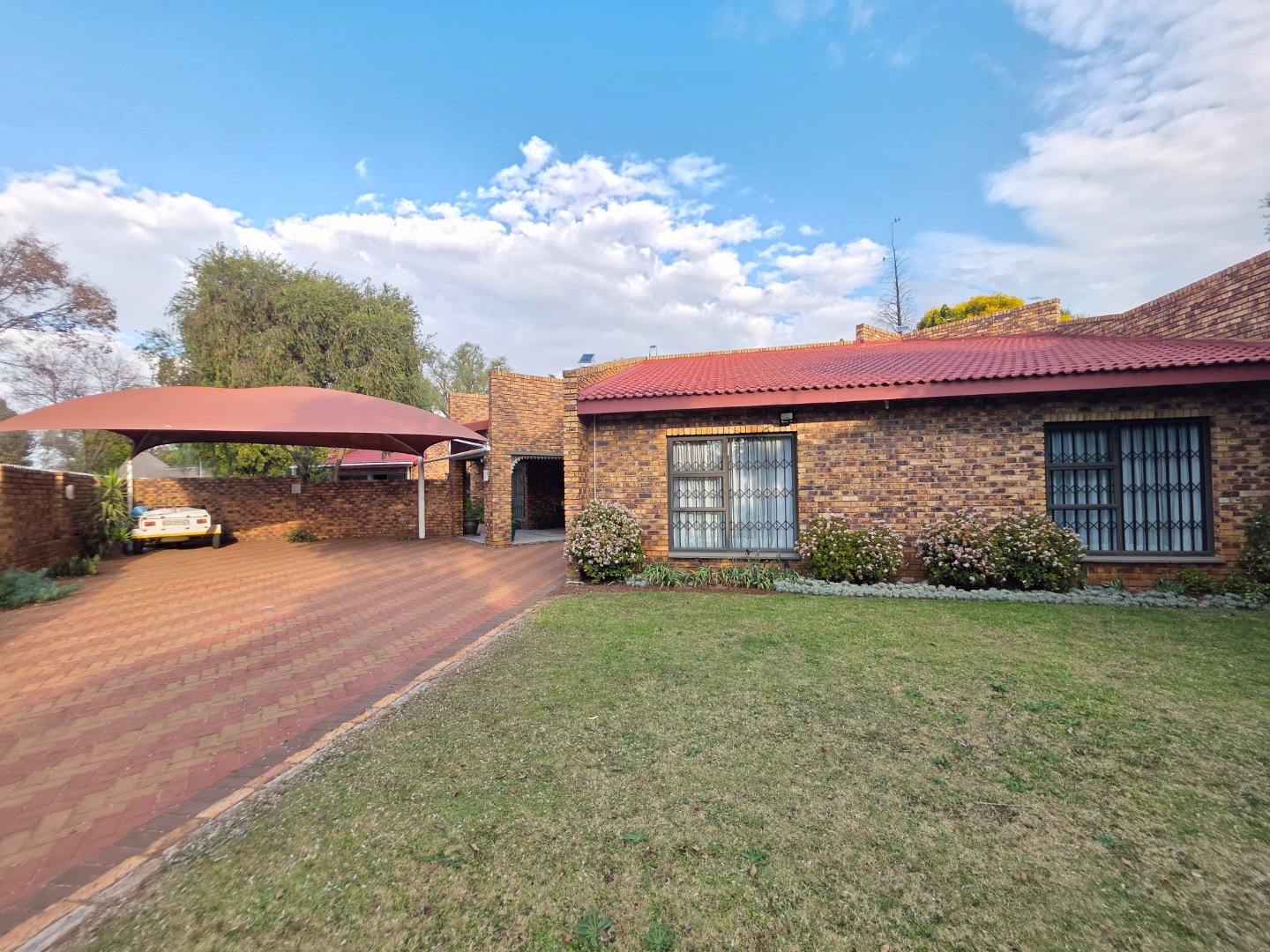 DRIVEWAY TO MAIN ENTRANCE