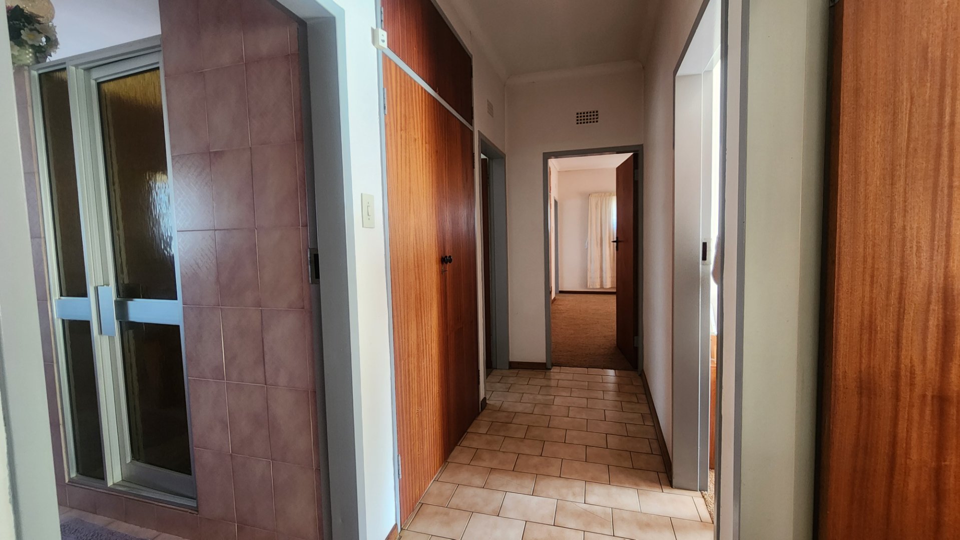 PASSAGE WITH LINEN CUPBOARD