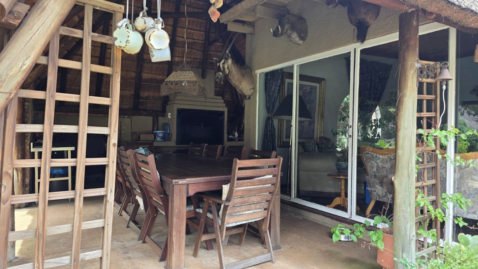 SLIDING DOORS OUT OF HOUSE TO LAPA