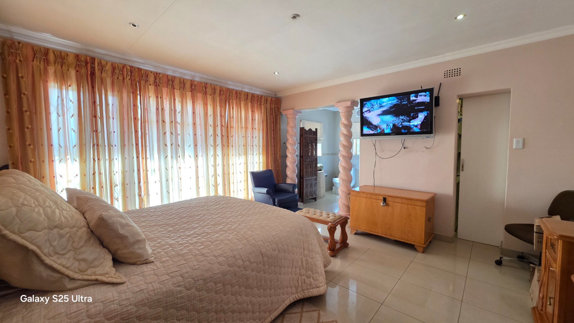 MAIN BEDROOM
