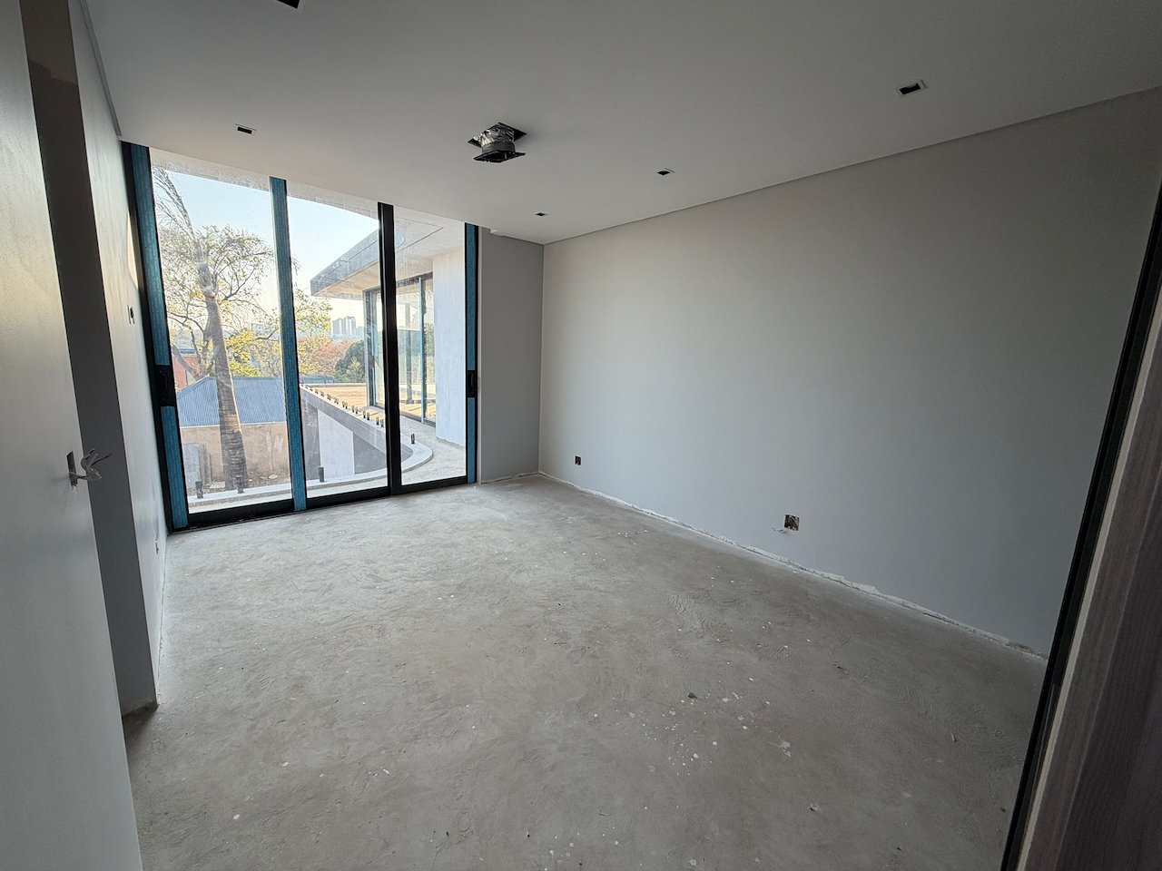 Move In for Christmas: 760 m² Villa Behind a Double Boom in Sandhurst
