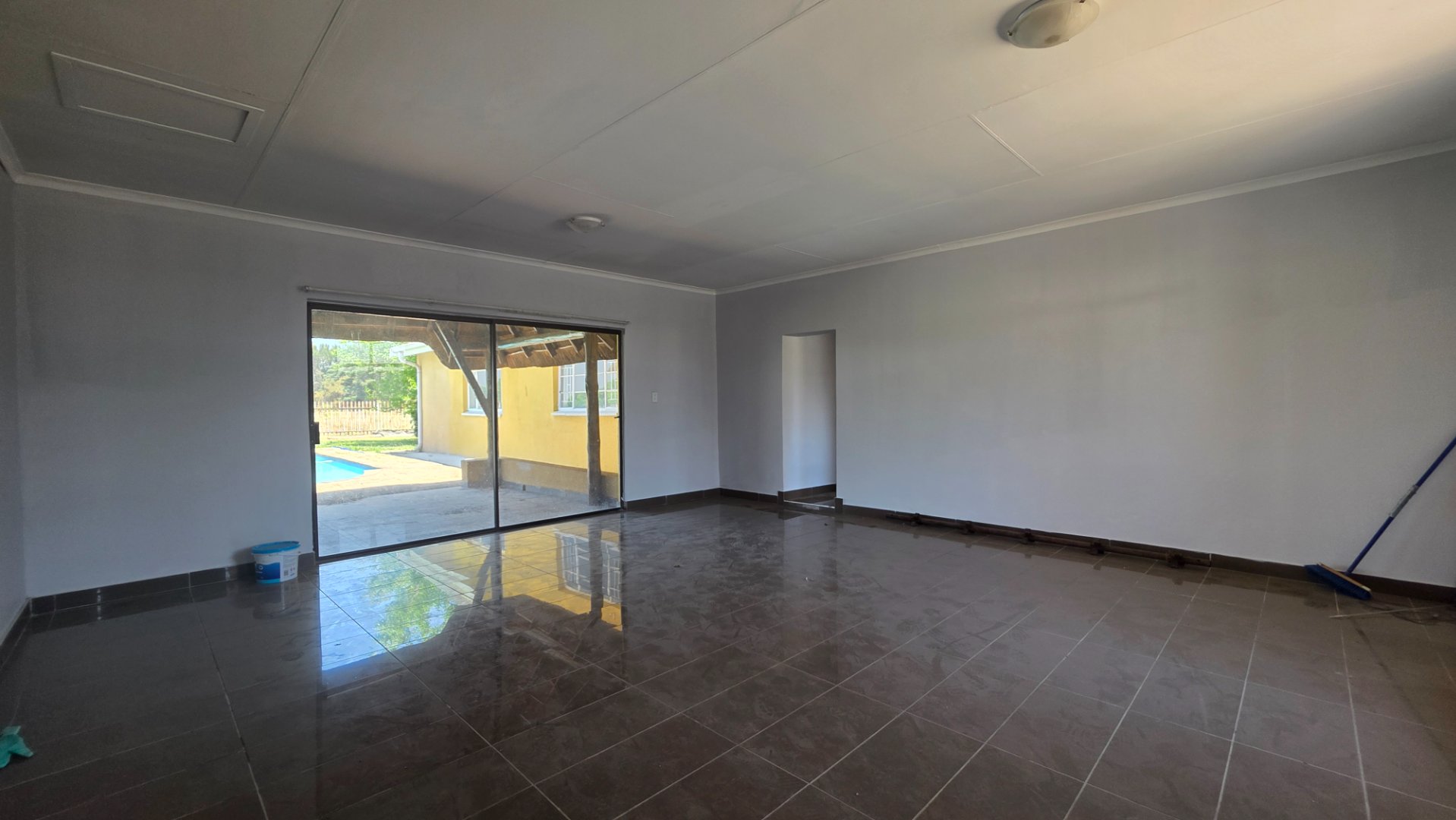 LOUNGE/TV ROOM IN MAINHOUSE