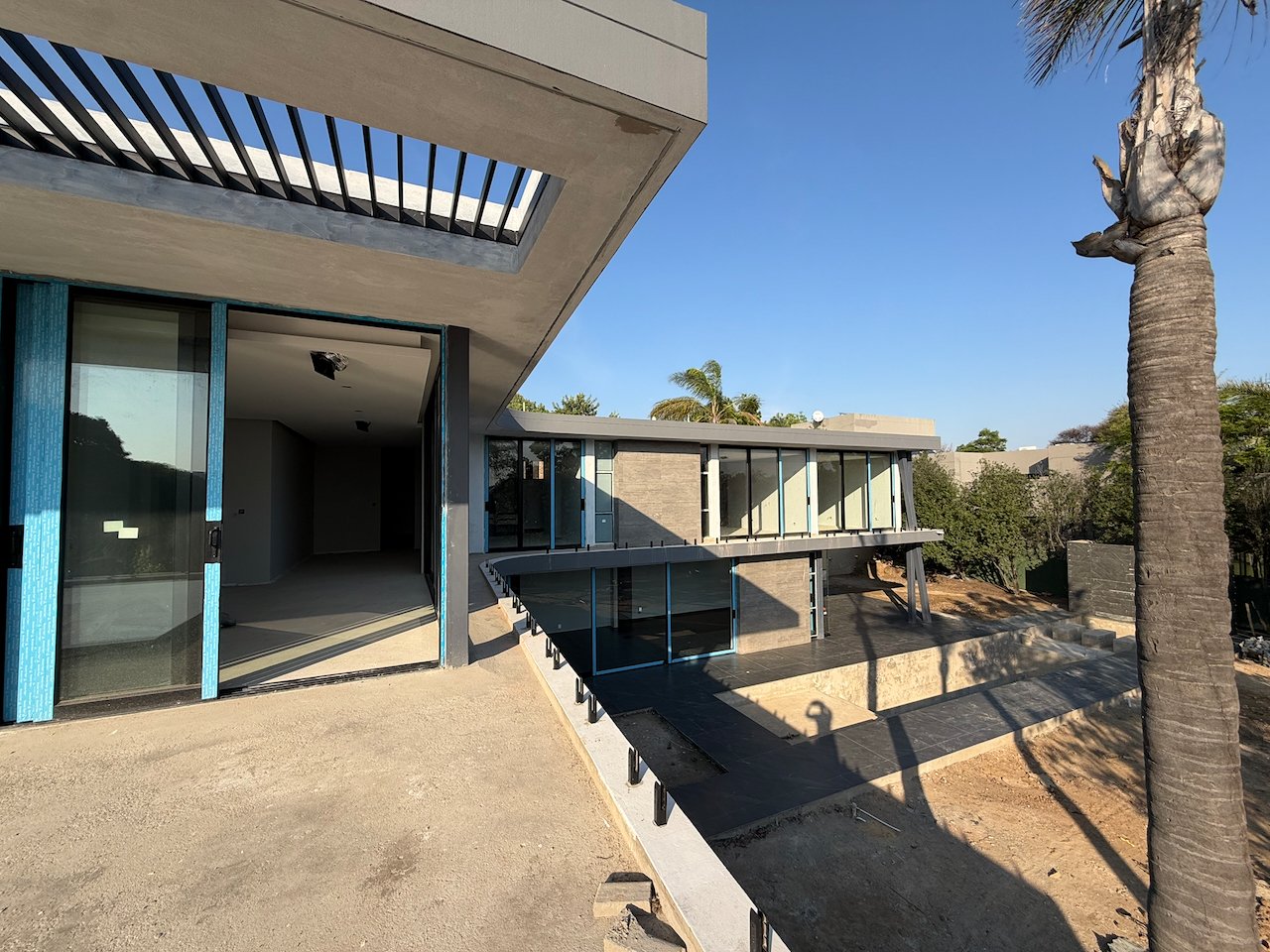 Move In for Christmas: 760 m² Villa Behind a Double Boom in Sandhurst
