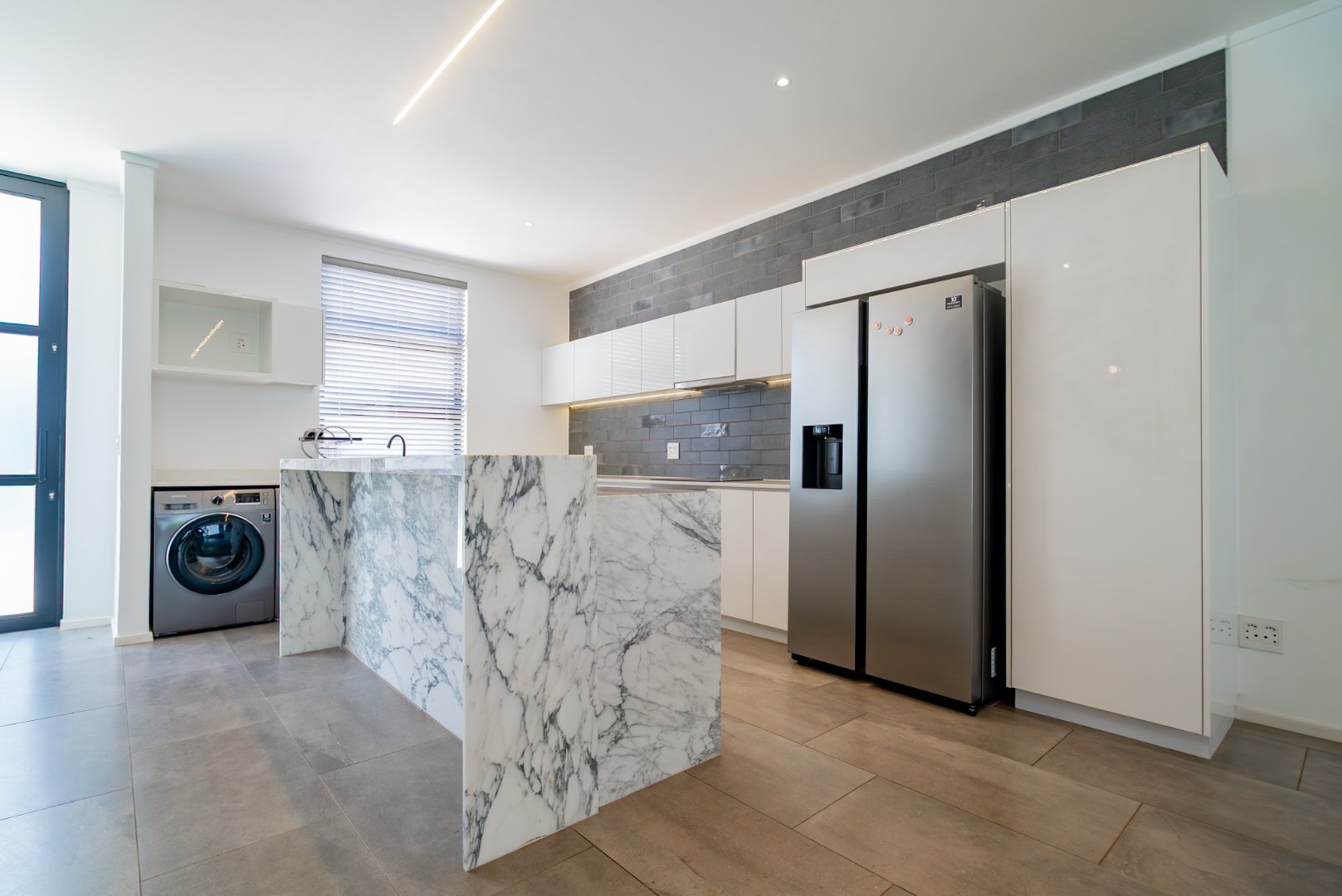 Modern 3 Bed Hyde Park Townhouse with Solar, PJ Lounge & Double Garage
