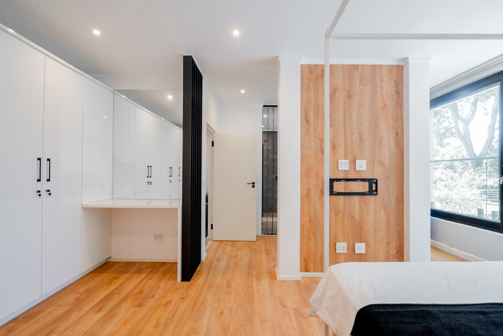 Modern 3 Bed Hyde Park Townhouse with Solar, PJ Lounge & Double Garage