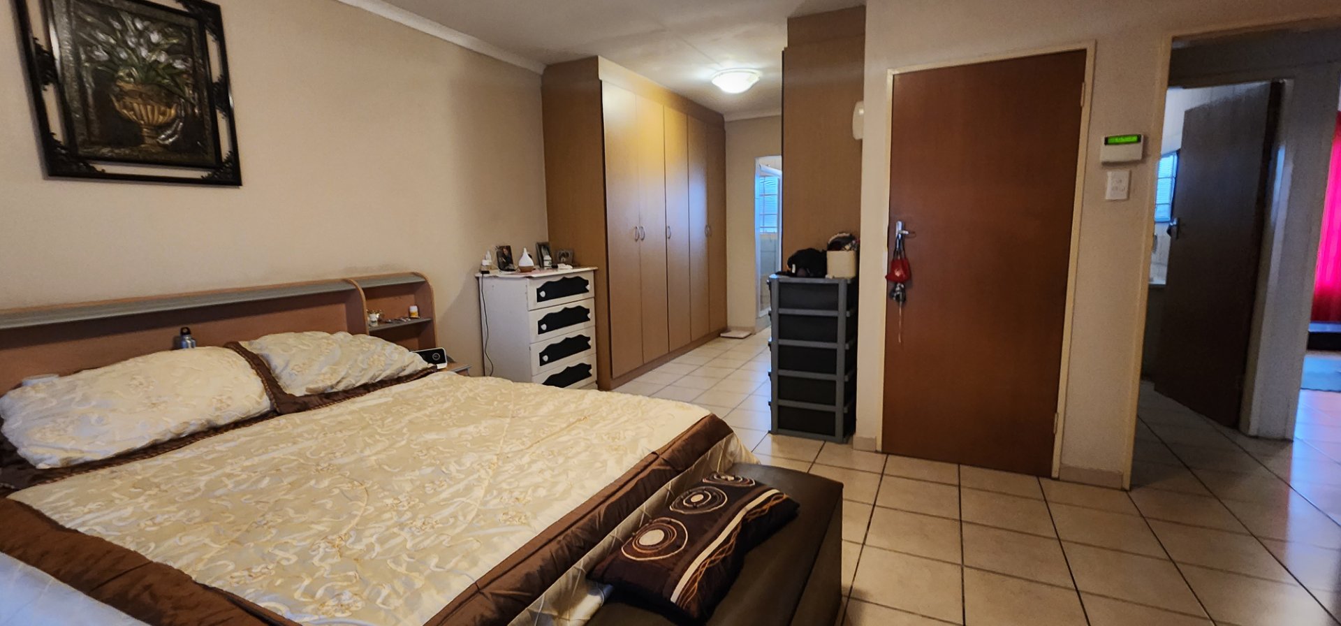 MAIN BEDROOM WITH EN SUTE BATHROOM