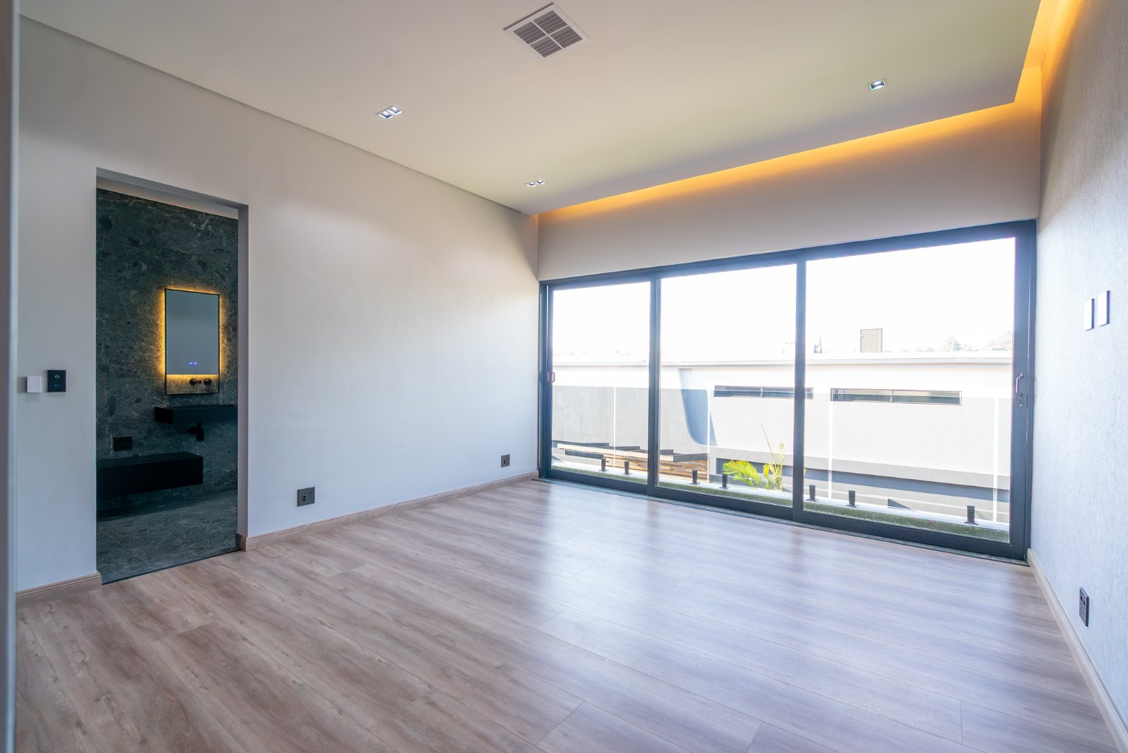 Ultra Exclusive Hyde Park Cluster Living Move In Ready Luxury Residence