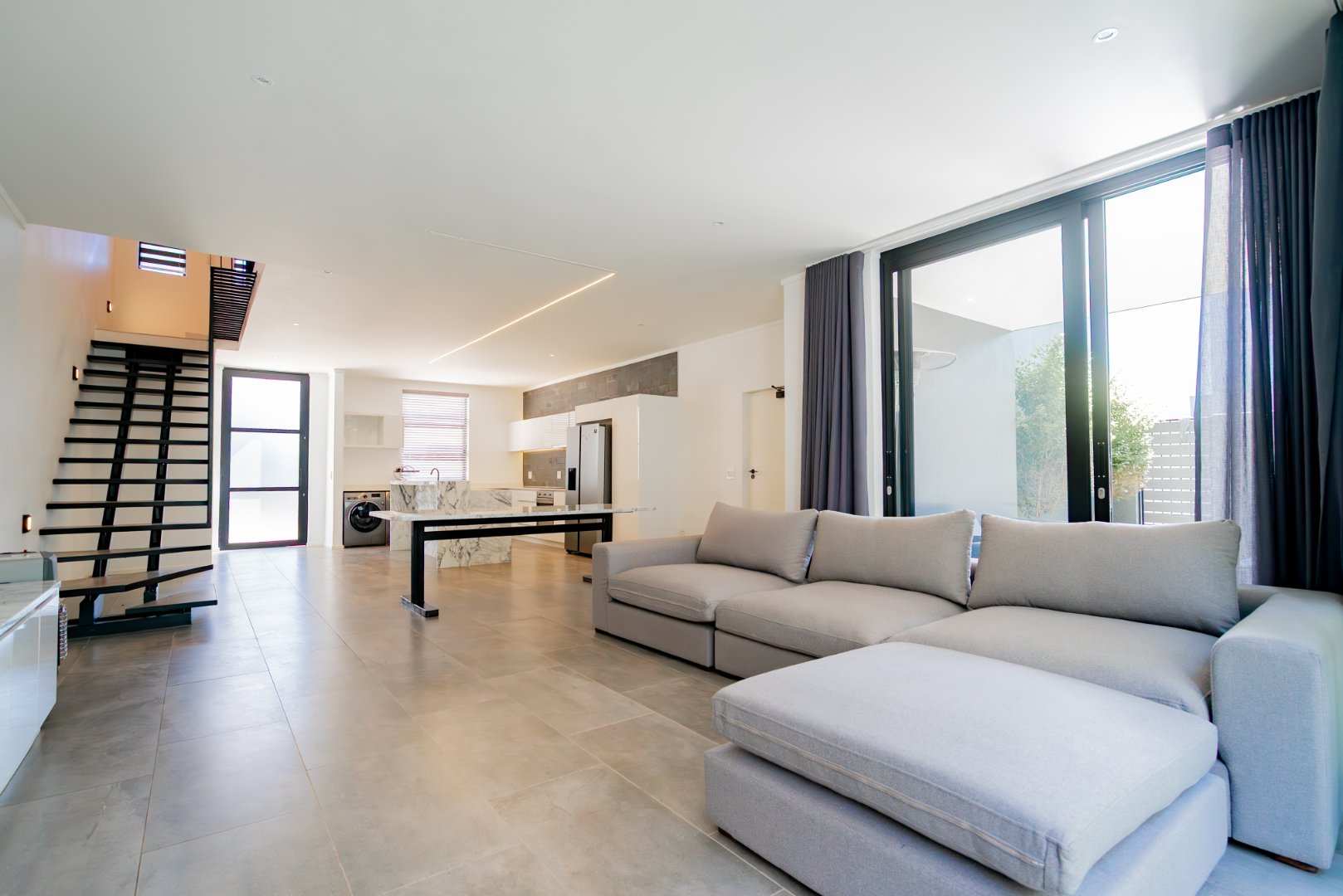Modern 3 Bed Hyde Park Townhouse with Solar, PJ Lounge & Double Garage