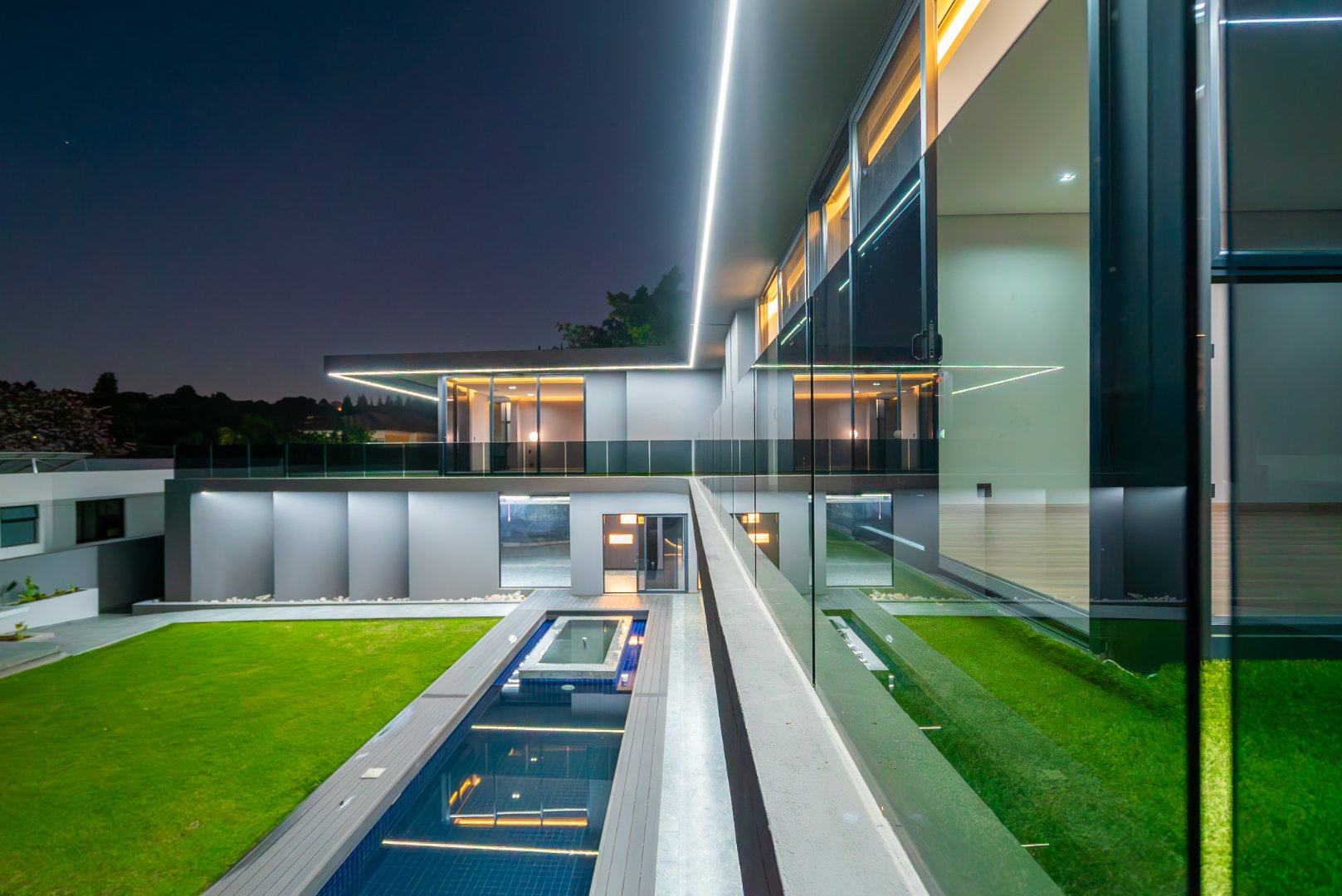 Move In for Christmas: 760 m² Villa Behind a Double Boom in Sandhurst