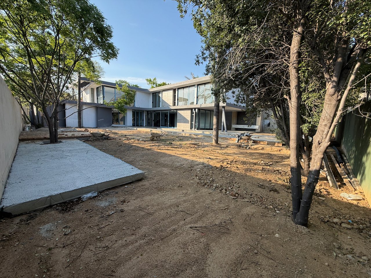 Move In for Christmas: 760 m² Villa Behind a Double Boom in Sandhurst