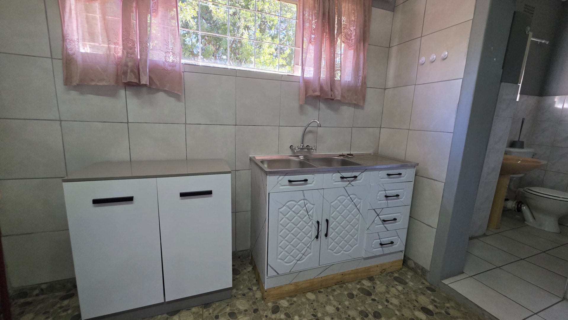 KITCHENETTE IN BACHELORS