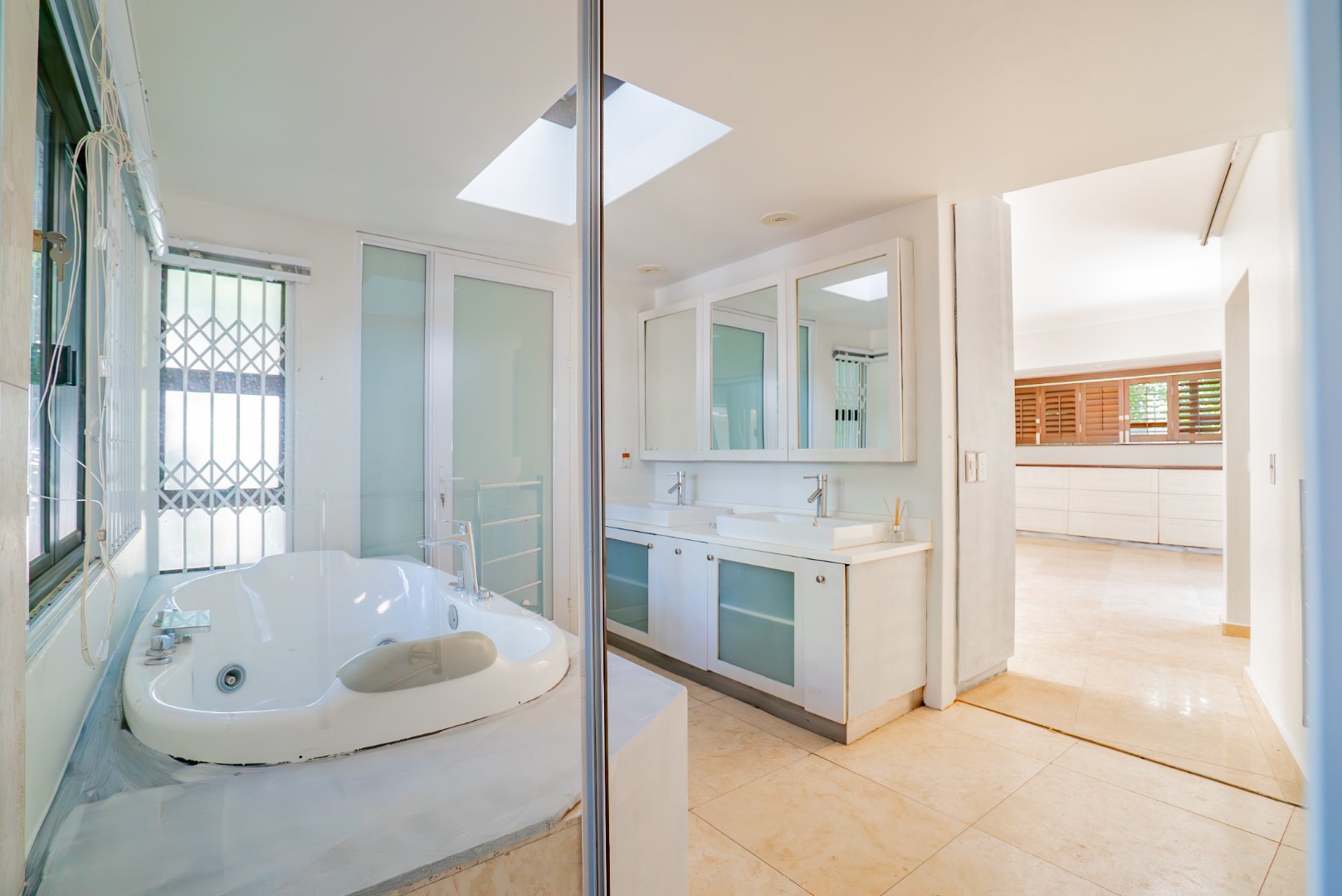 Grand Inanda Residence with Exceptional Bones – 1,003m² Under Roof on 1,859m² Stand