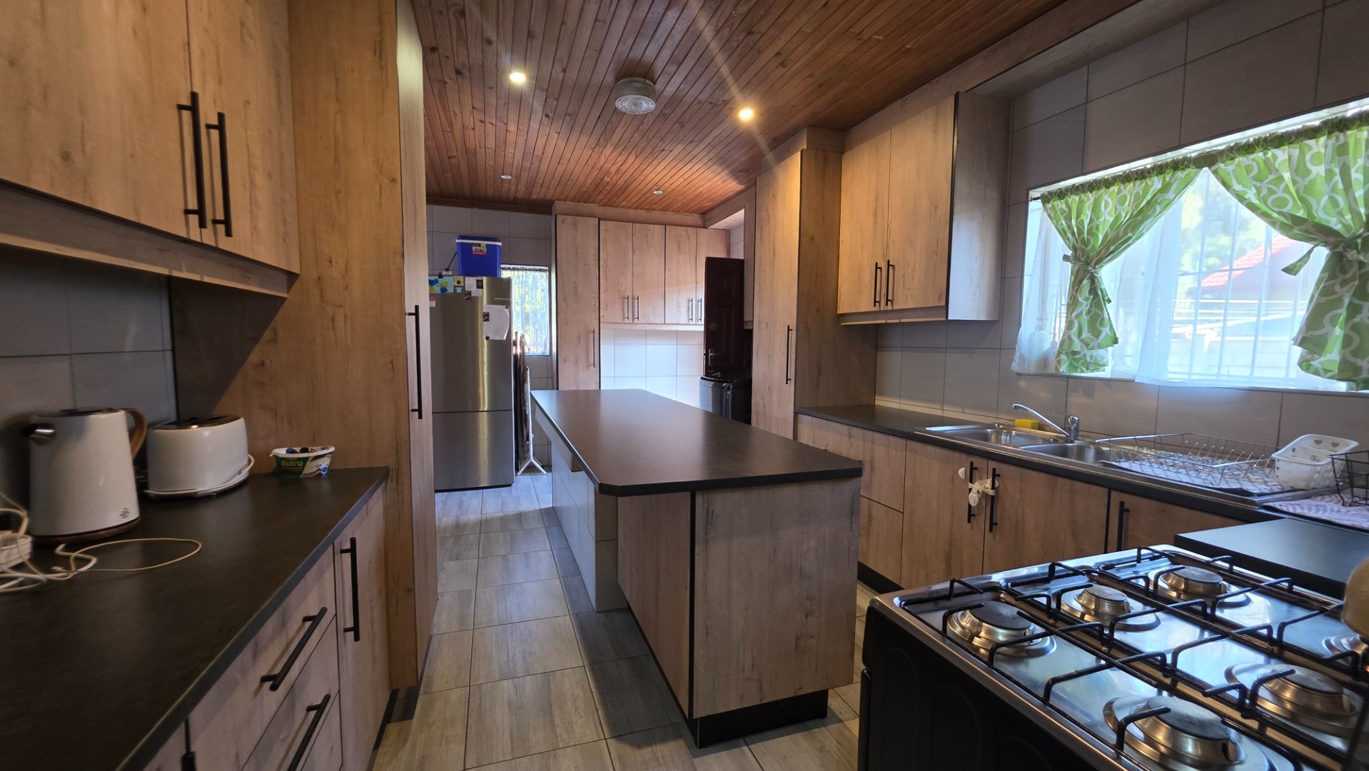 CENTRAL ISLAND IN KITCHEN