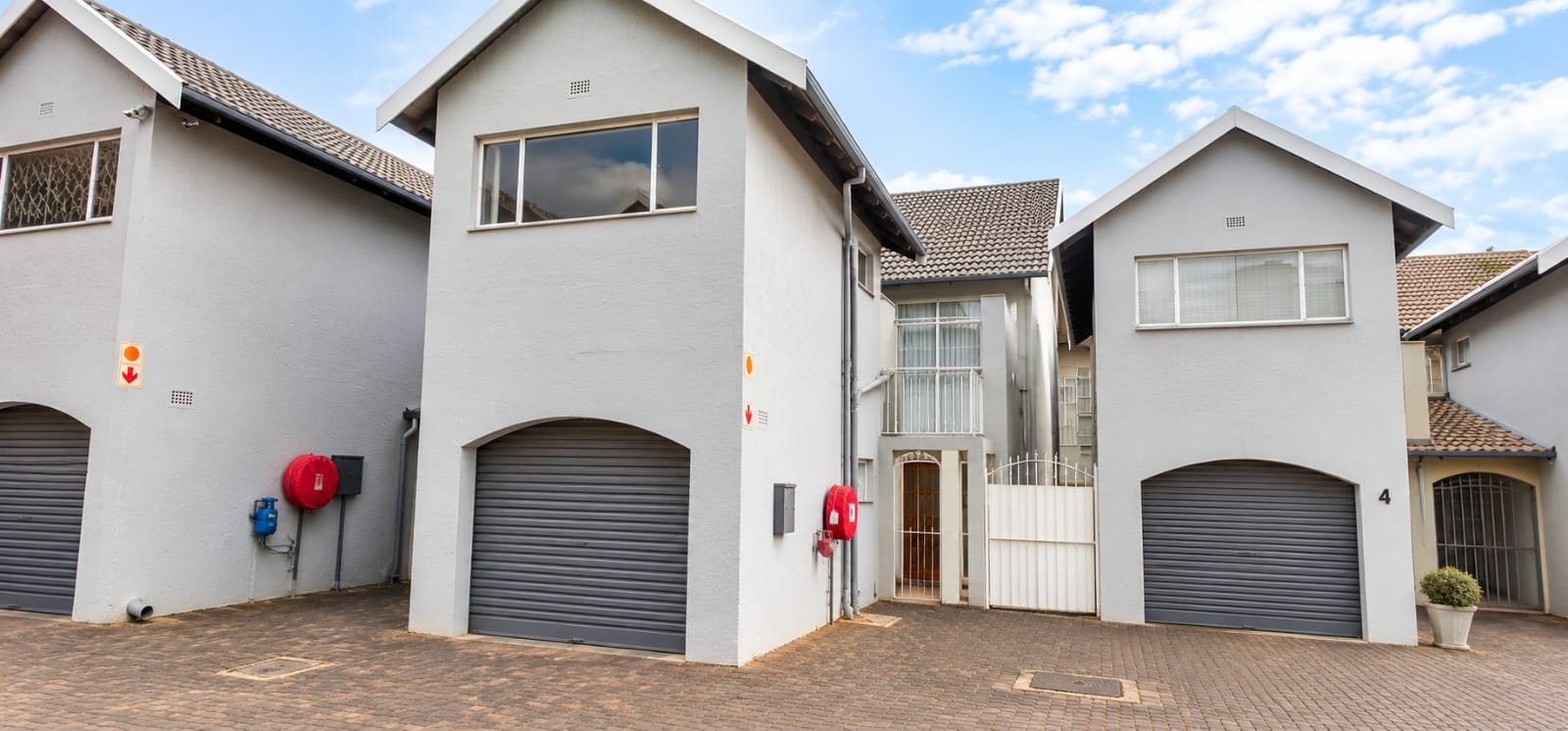 Spacious 4-Bedroom Townhouse with Modern Kitchen and Open-Plan Living