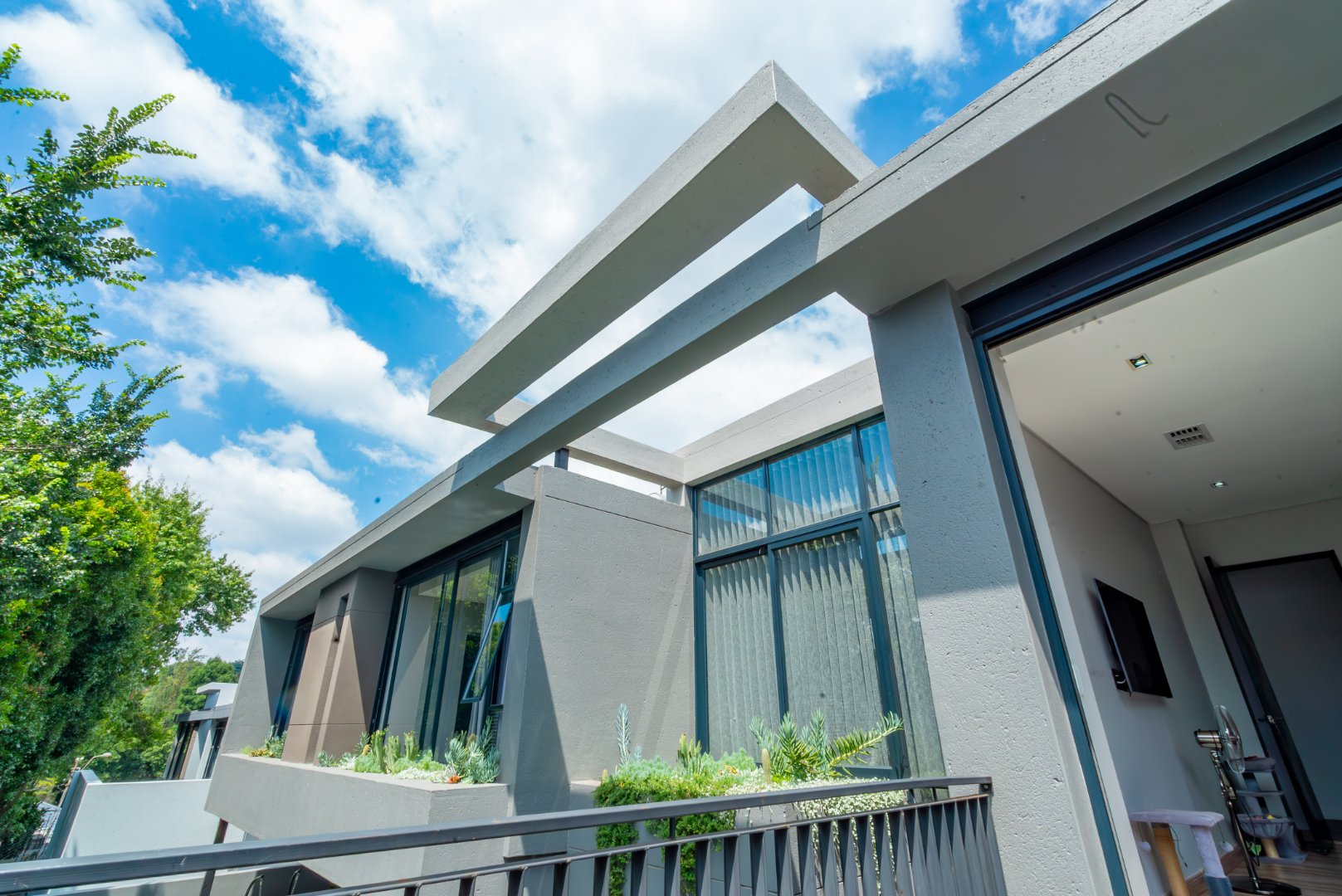 Luxury Cluster Living in an Elite Boomed Enclosure